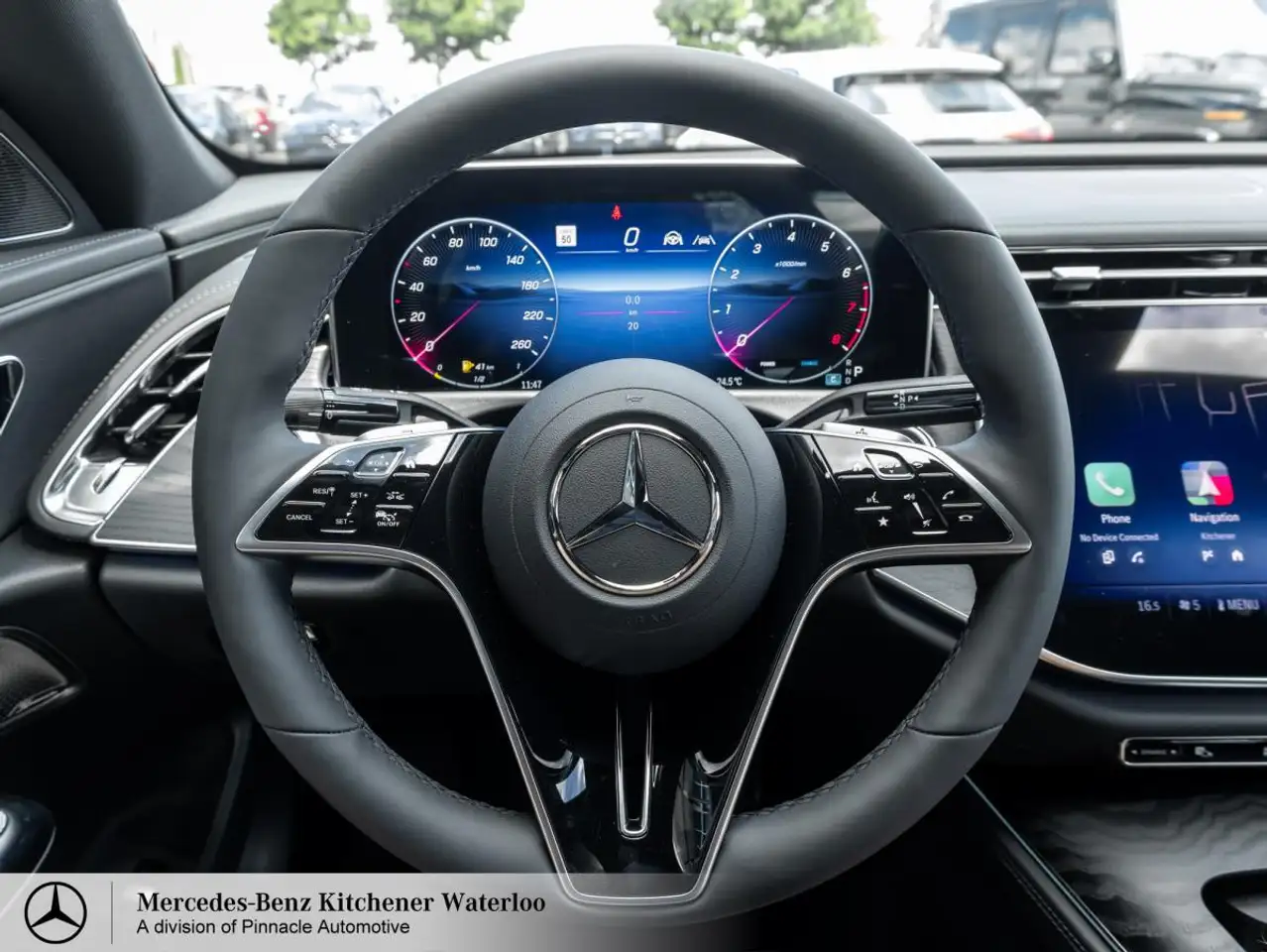 Mercedes-Benz E-Class снимка Mercedes-Benz E-Class