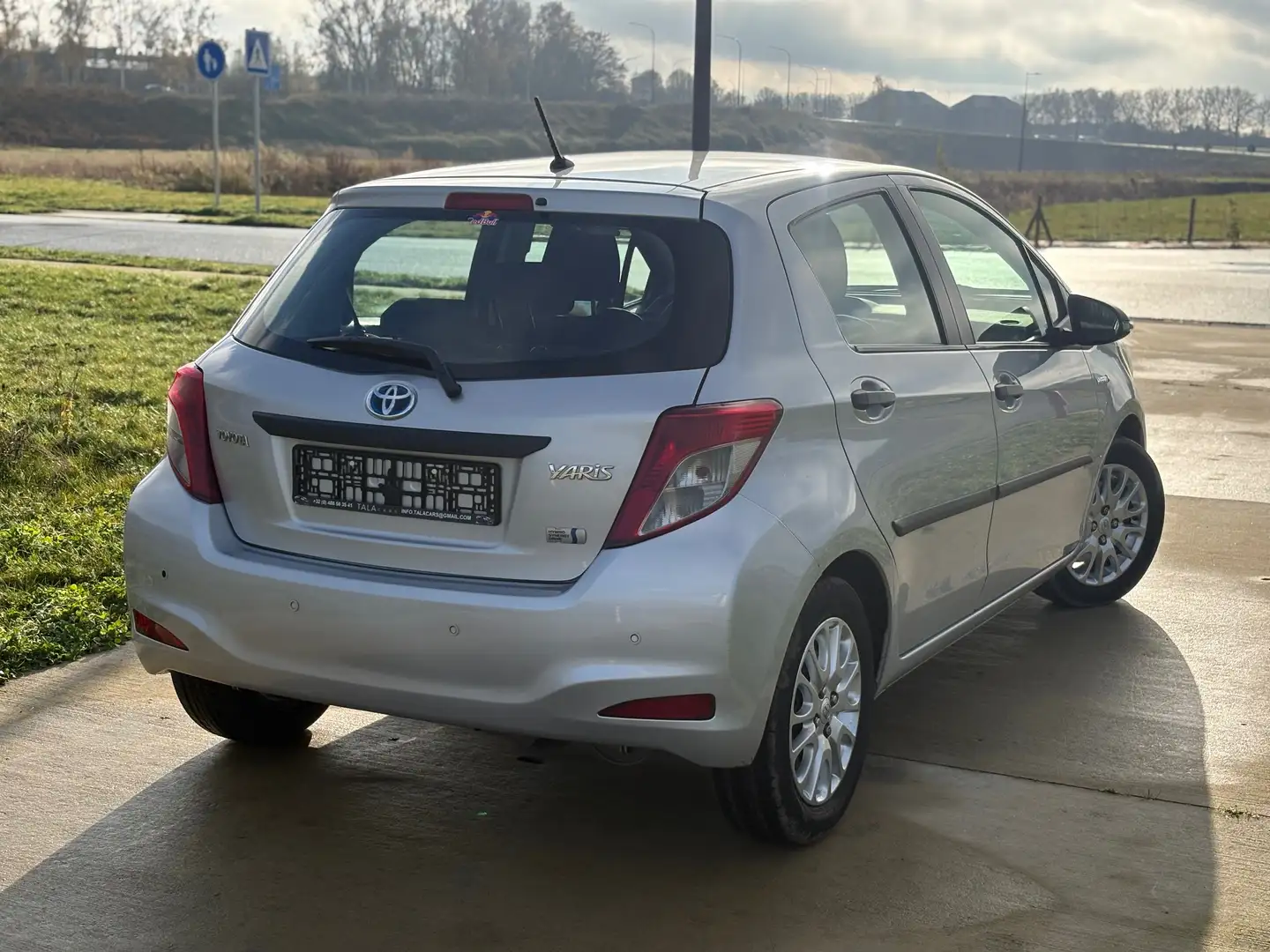 Toyota Yaris 1.5i Hybrid Linea Sol Automatique-Airco-Garantie Argent - 2
