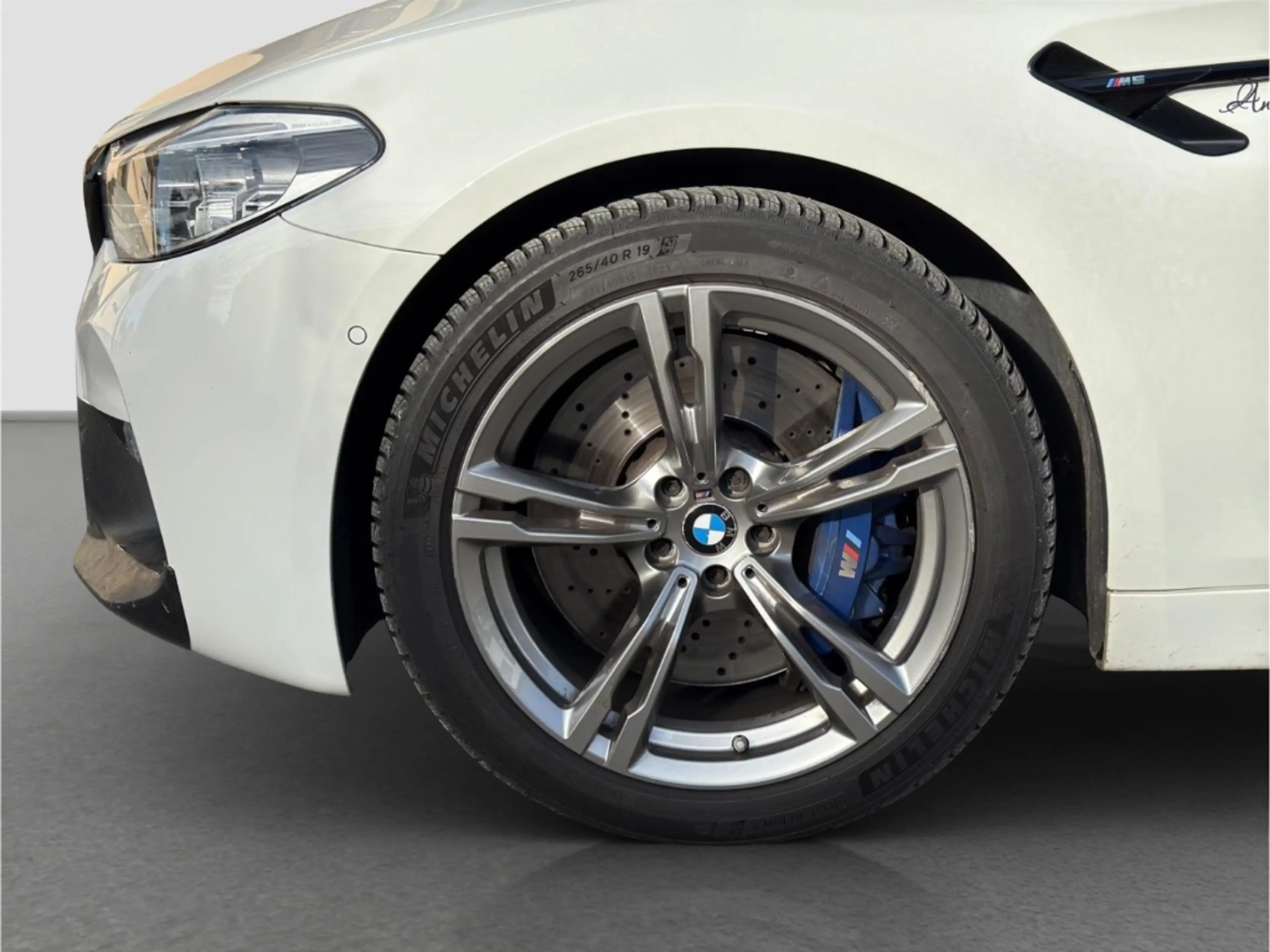 BMW M5 xDrive Carbon M Driver's Package — photo 25
