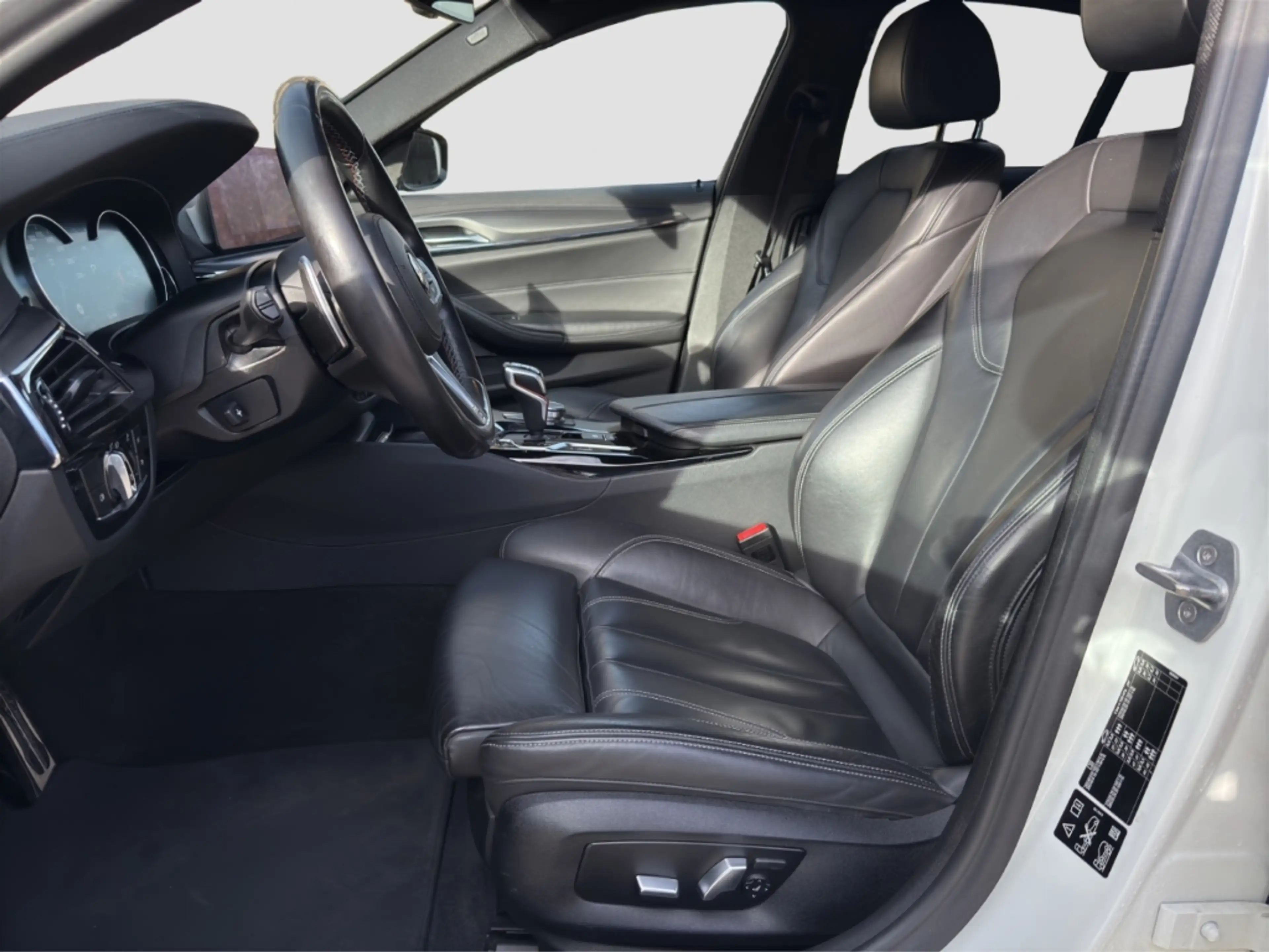 BMW M5 xDrive Carbon M Driver's Package — photo 12