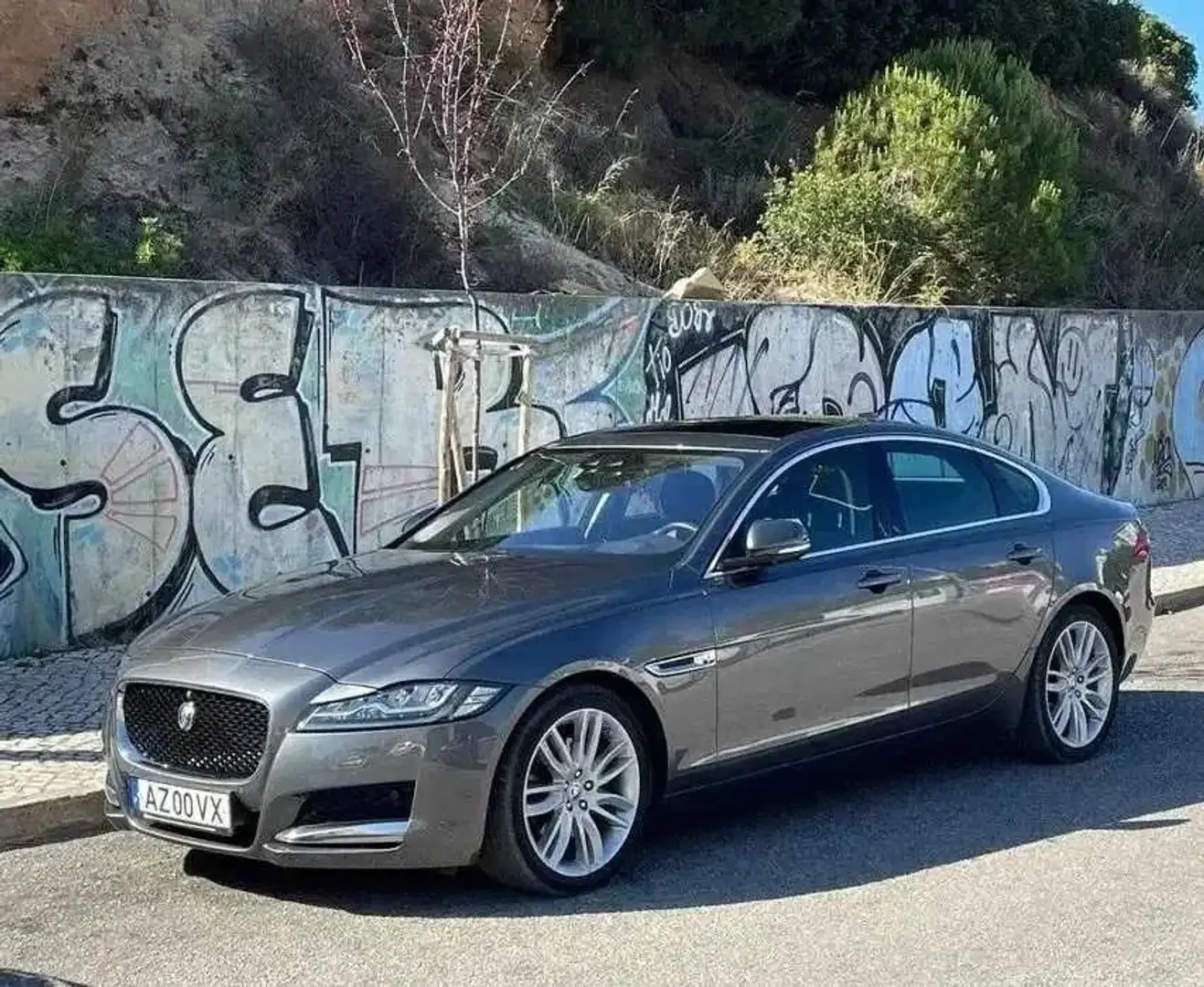 Jaguar XF XF 20d Aut. Portfolio Grau - 1