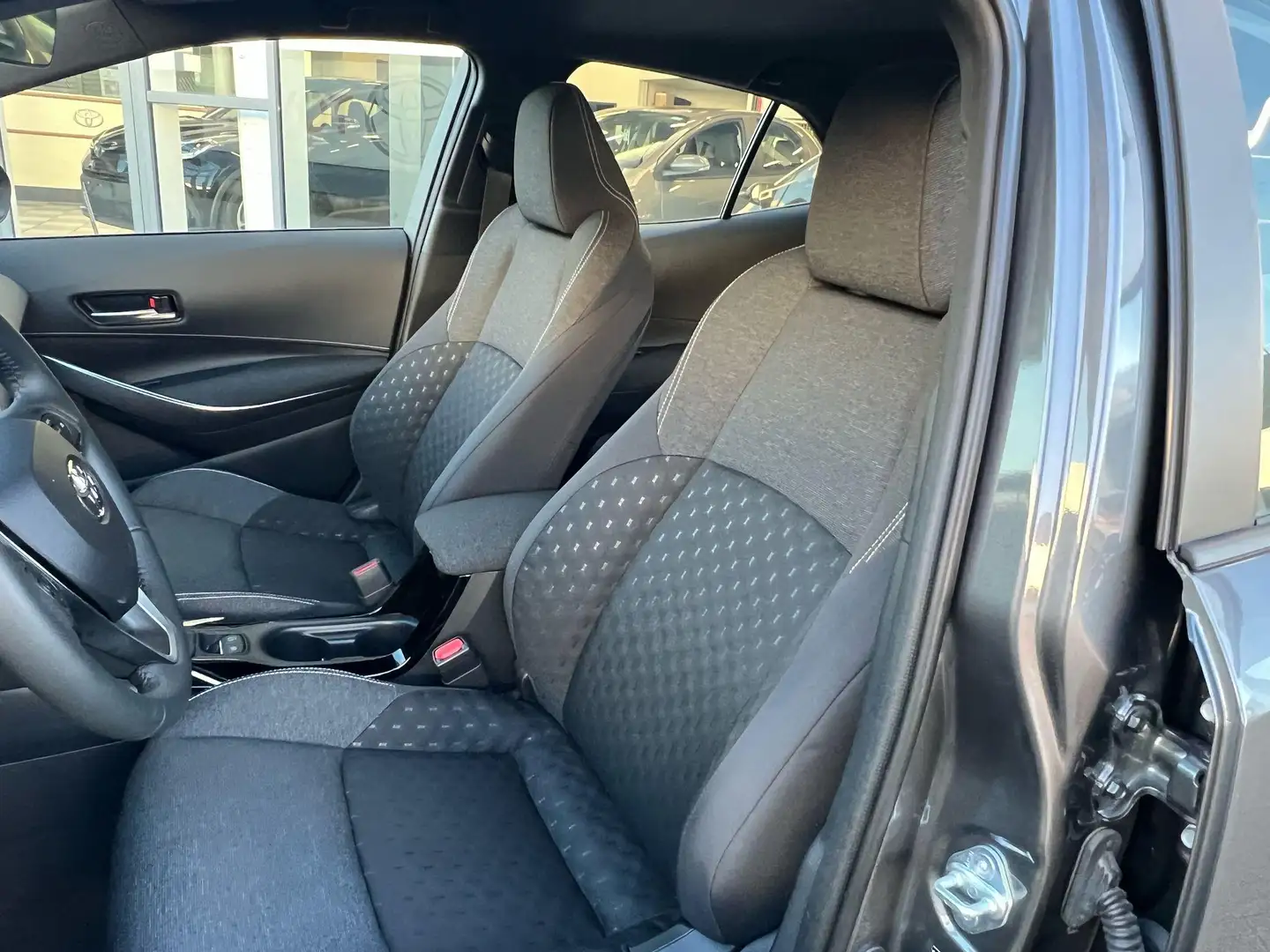 Toyota Corolla Hatchback 1.8 Hybrid Dynamic e-CVT - 2