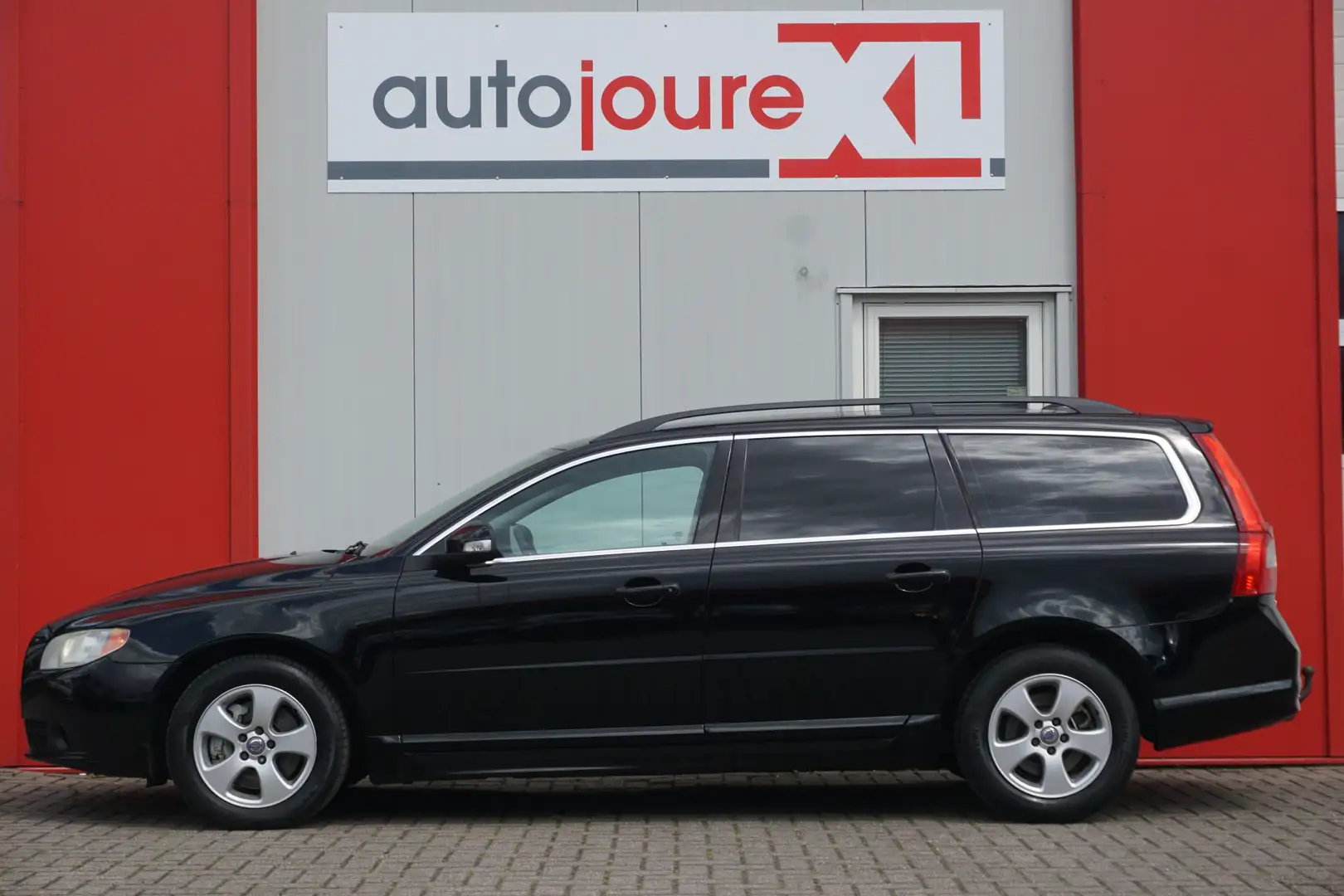 Volvo V70 2.4 D5 Momentum | 5-Cilinder | Leder | Trekhaak | Negru - 2