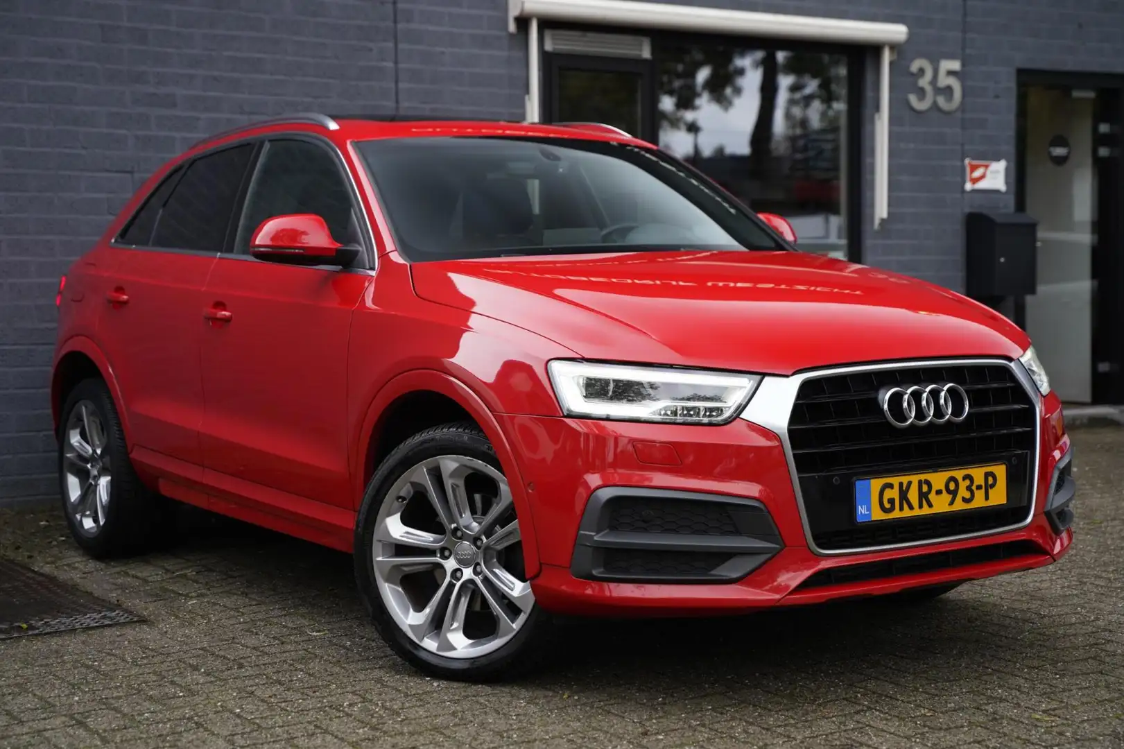 Audi Q3 2.0 TFSI quattro S line Automaat, Panoramadak, Led Rood - 2