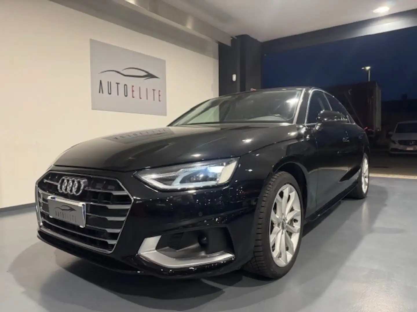 Audi A4 40 TDI BERLINA S tronic Business Advanced Zwart - 1