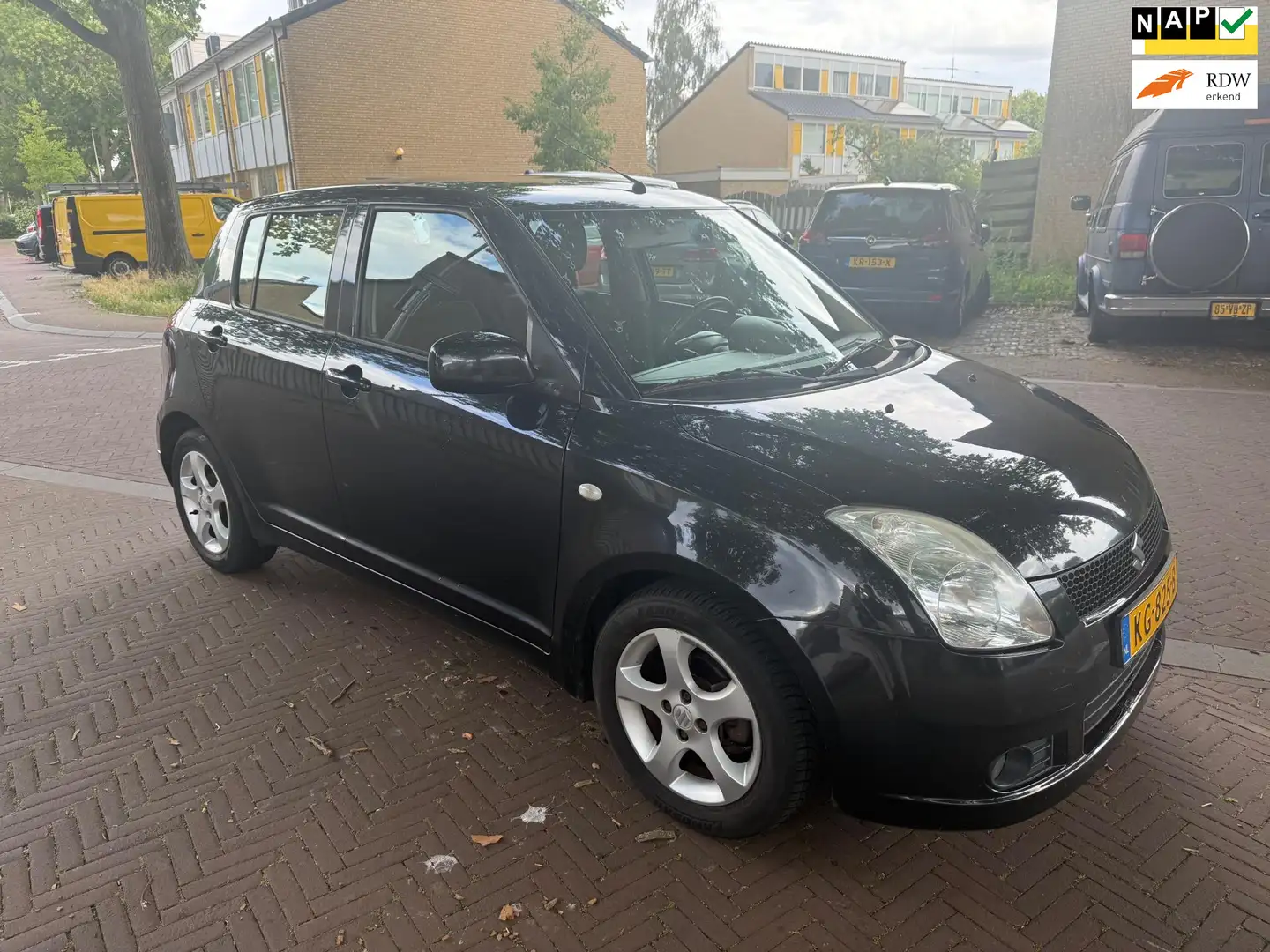 Suzuki Swift Nieuw APK / Stoelverwarming / 5 deurs / Koopje Zwart - 1