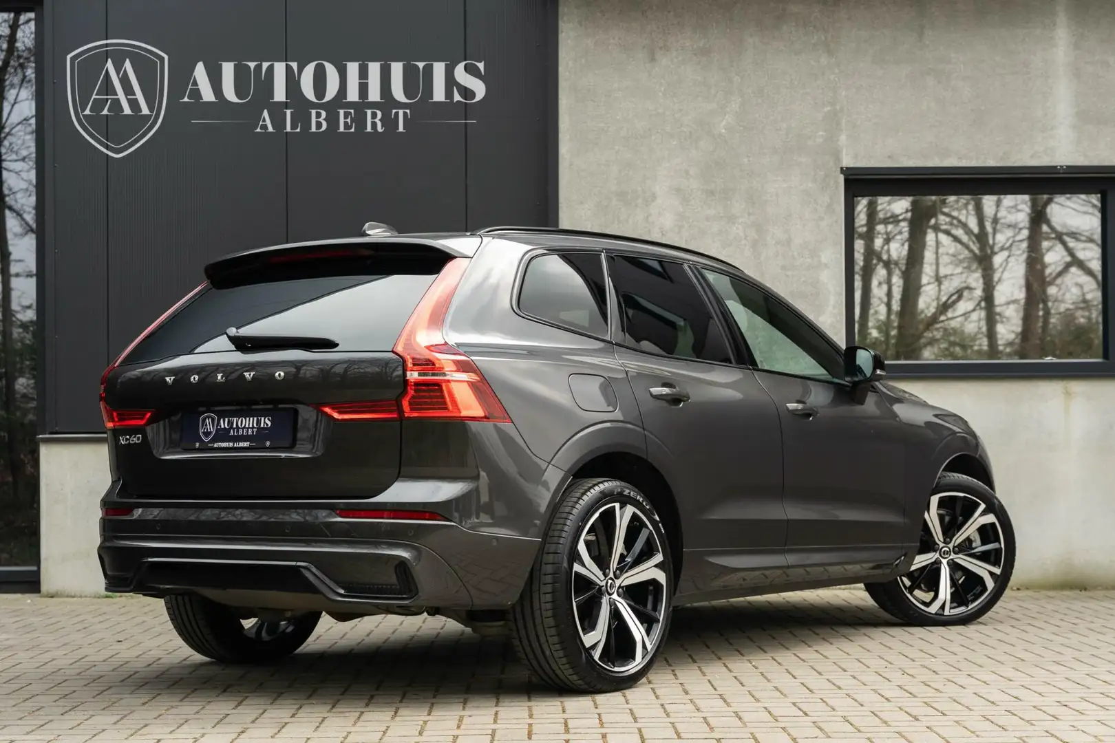 Volvo XC60 2.0 T8 Recharge AWD Ultimate Dark Luchtvering Gris - 2