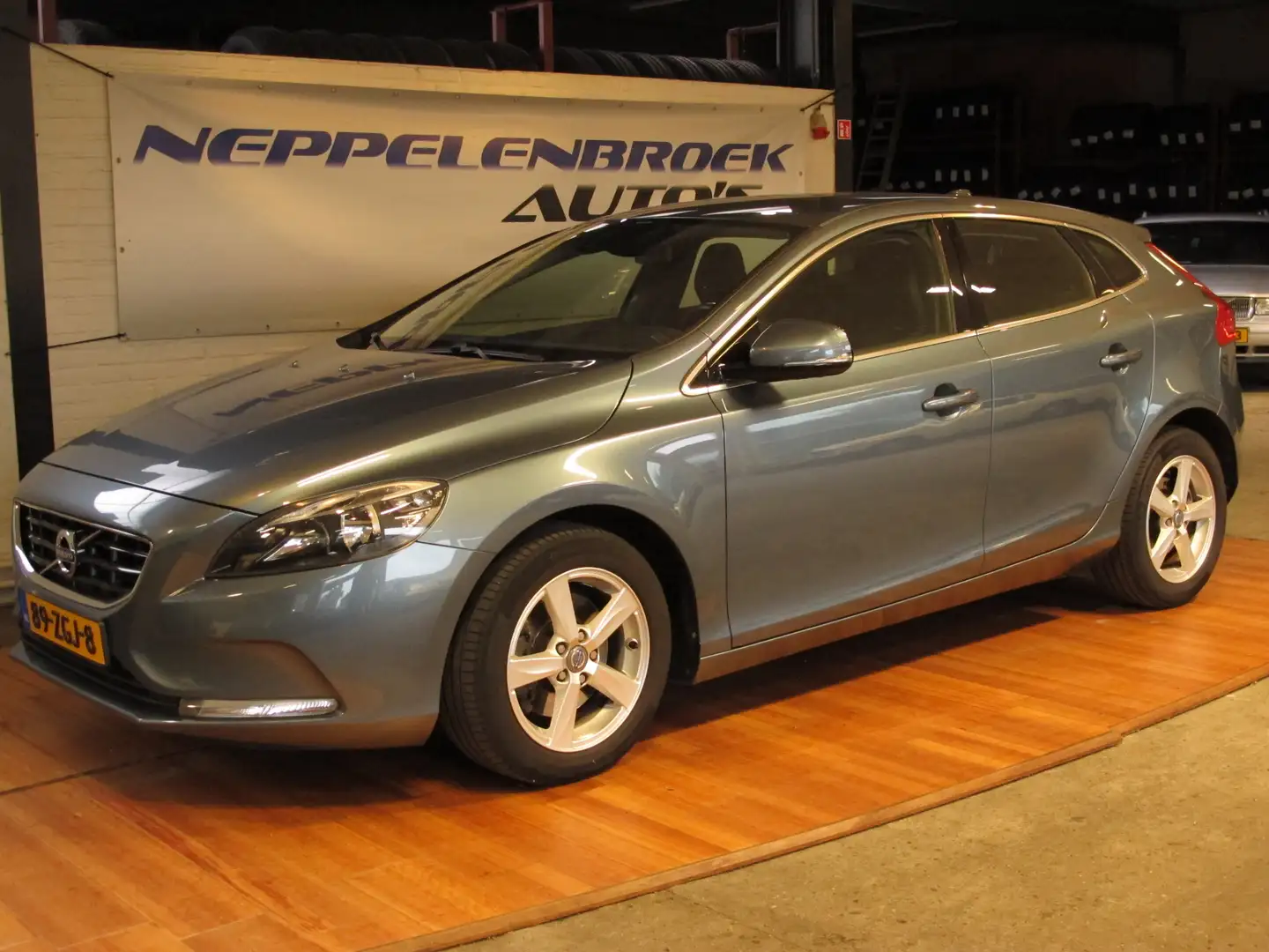 Volvo V40 1.6 T3 Momentum Blauw - 1