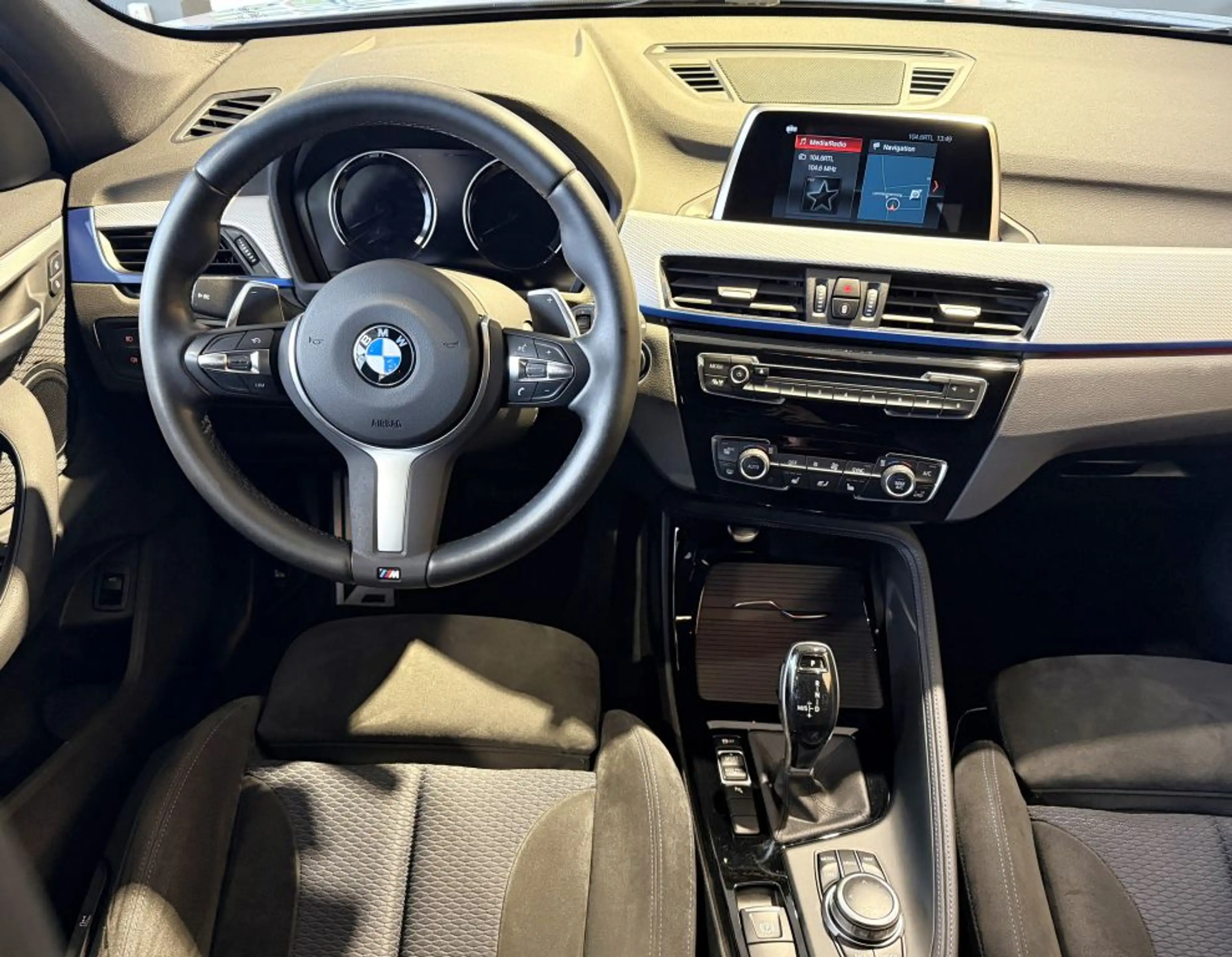BMW X1 sDr.20i M SPORT LED+AHK+TEM+SITZ+NAV+HIFI+19* — photo 4