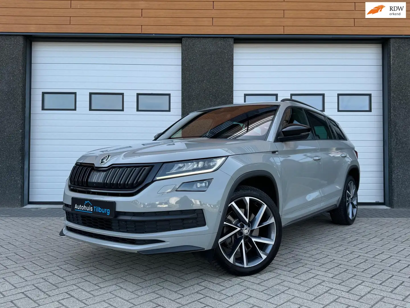 Skoda Kodiaq 2.0 TSI 4x4 Sportline Pano Trekhaak 360' Vol Grijs - 1