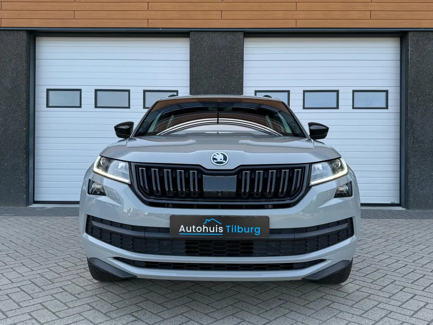 Skoda Kodiaq 2.0 TSI 4x4 Sportline Pano Trekhaak 360' Vol Grijs - 2