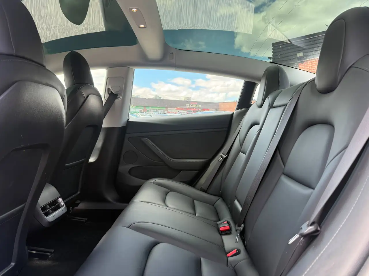 Tesla Model 3 снимка Tesla Model 3