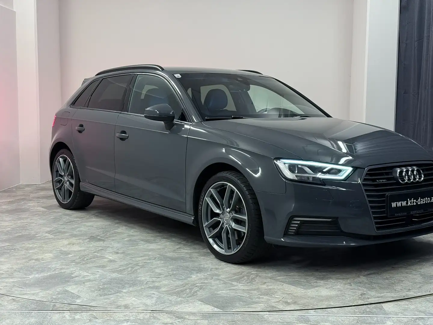 Audi A3 40 TFSI  e-tron IISPORT II S Line II MATRIX II Grau - 2