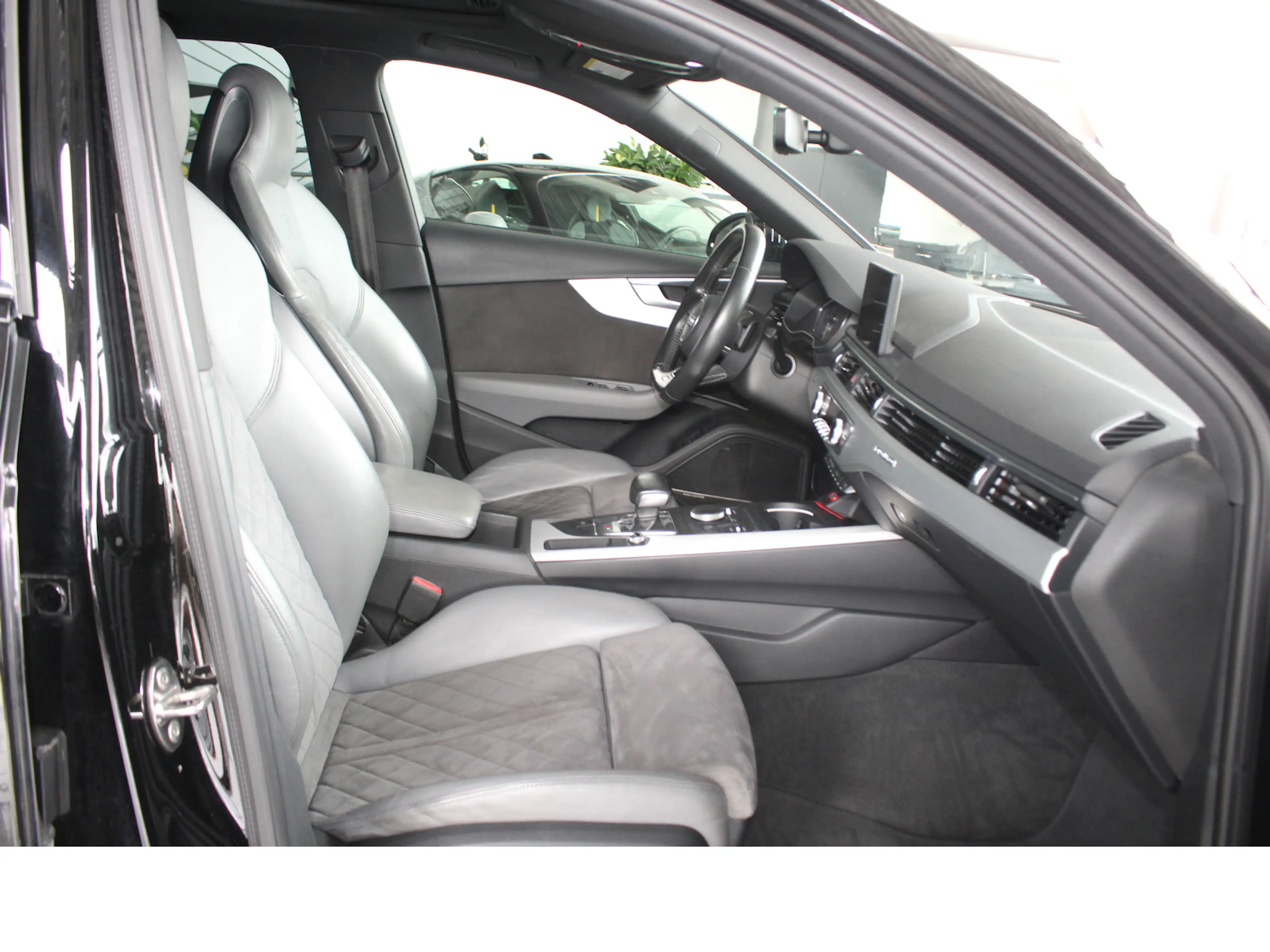 Audi S4 Limo 3.0 TFSI S-Tron GSD*NAV*BLACK*KAM*KEY*LED — photo 3