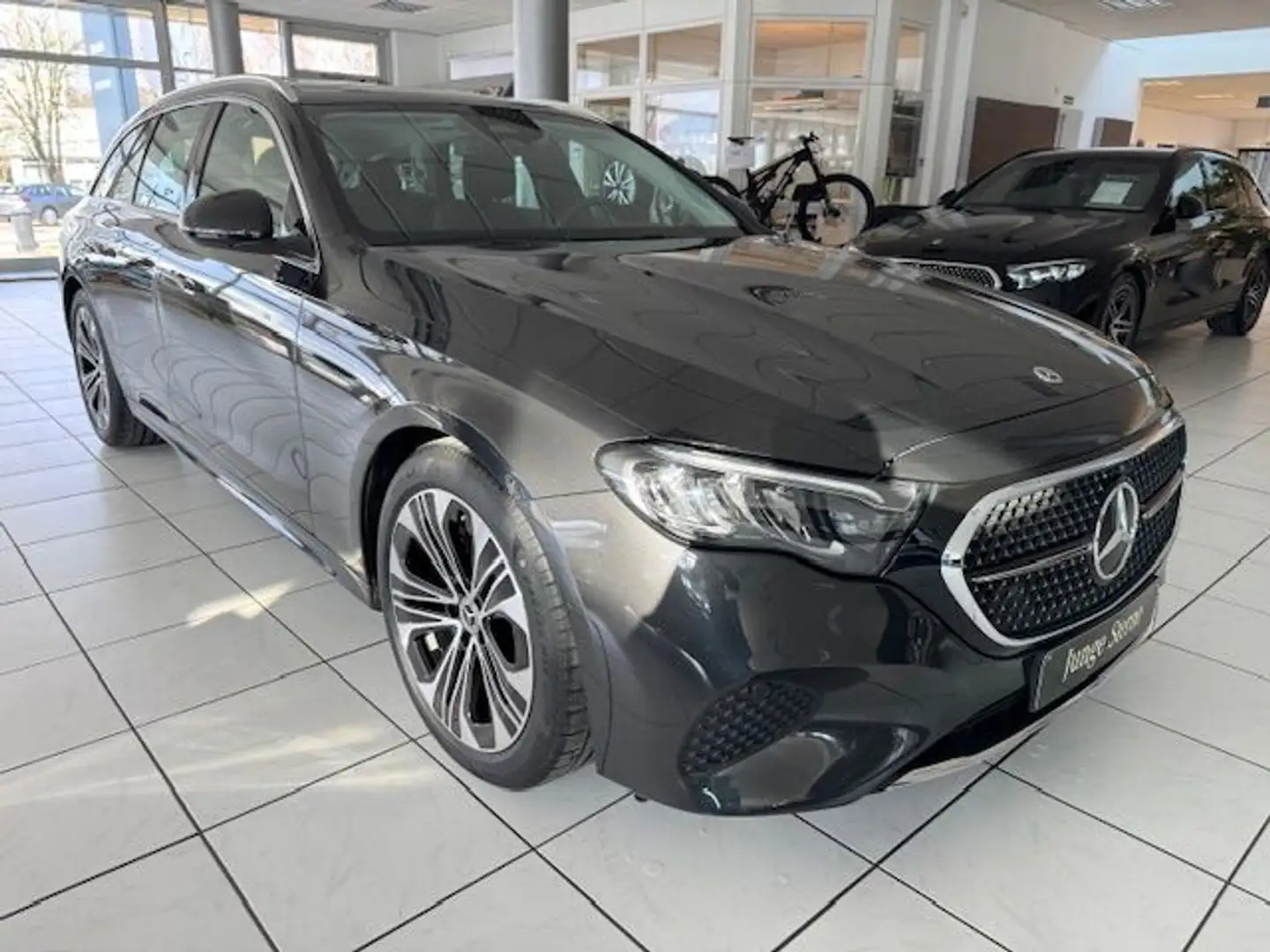 Mercedes-Benz E 220 d T Avantgarde 214 Int/Ext Pano AHK Winter Grau - 2