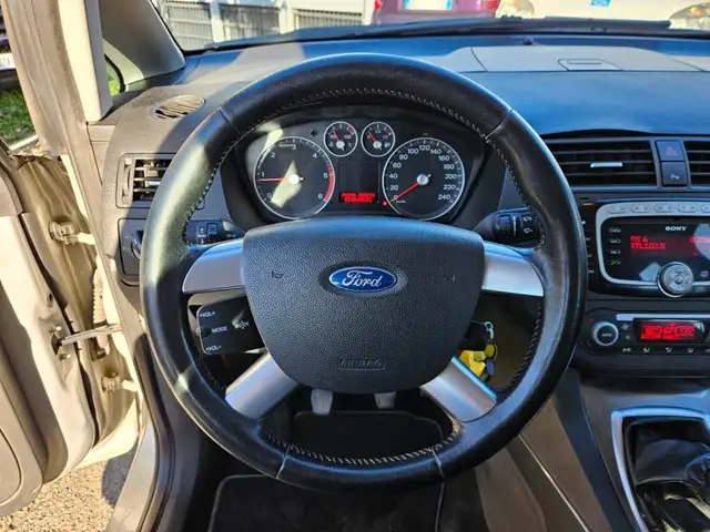 Ford C-Max view 13