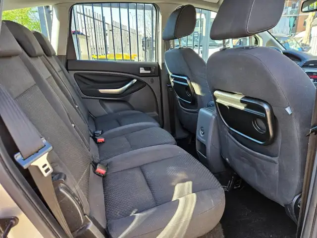 Ford C-Max view 9