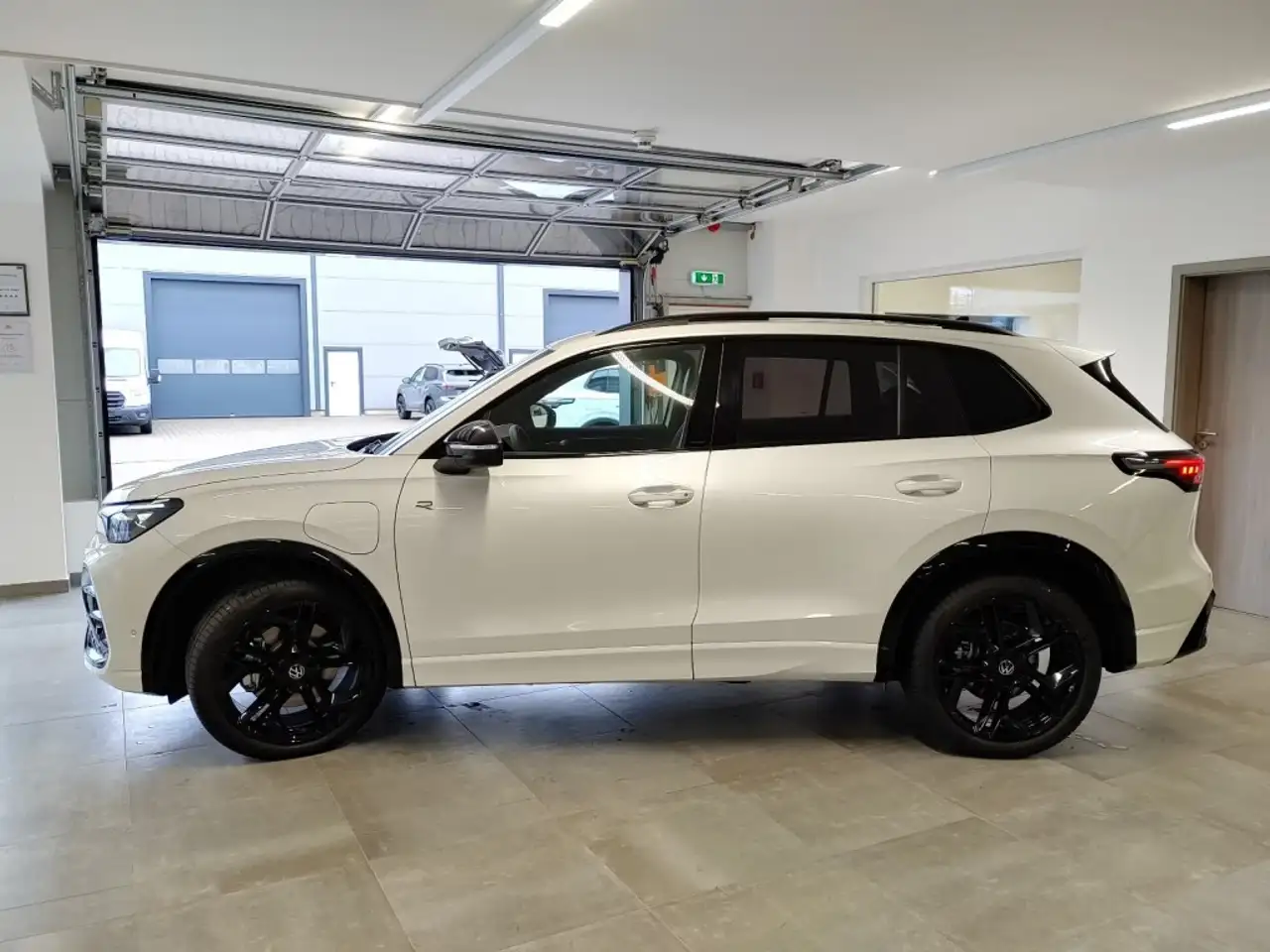Volkswagen Tiguan 1.5 TSI e-HYBRID 272 PK R-LINE PANO-DAK/CAMERA/TRE 4