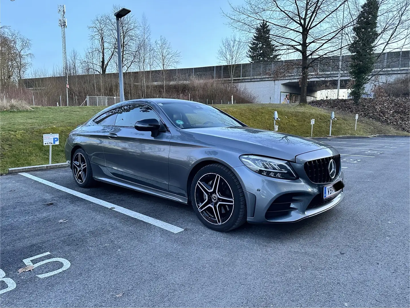 Mercedes-Benz C 220 d Coupe Aut. AMG-Paket Grau - 1