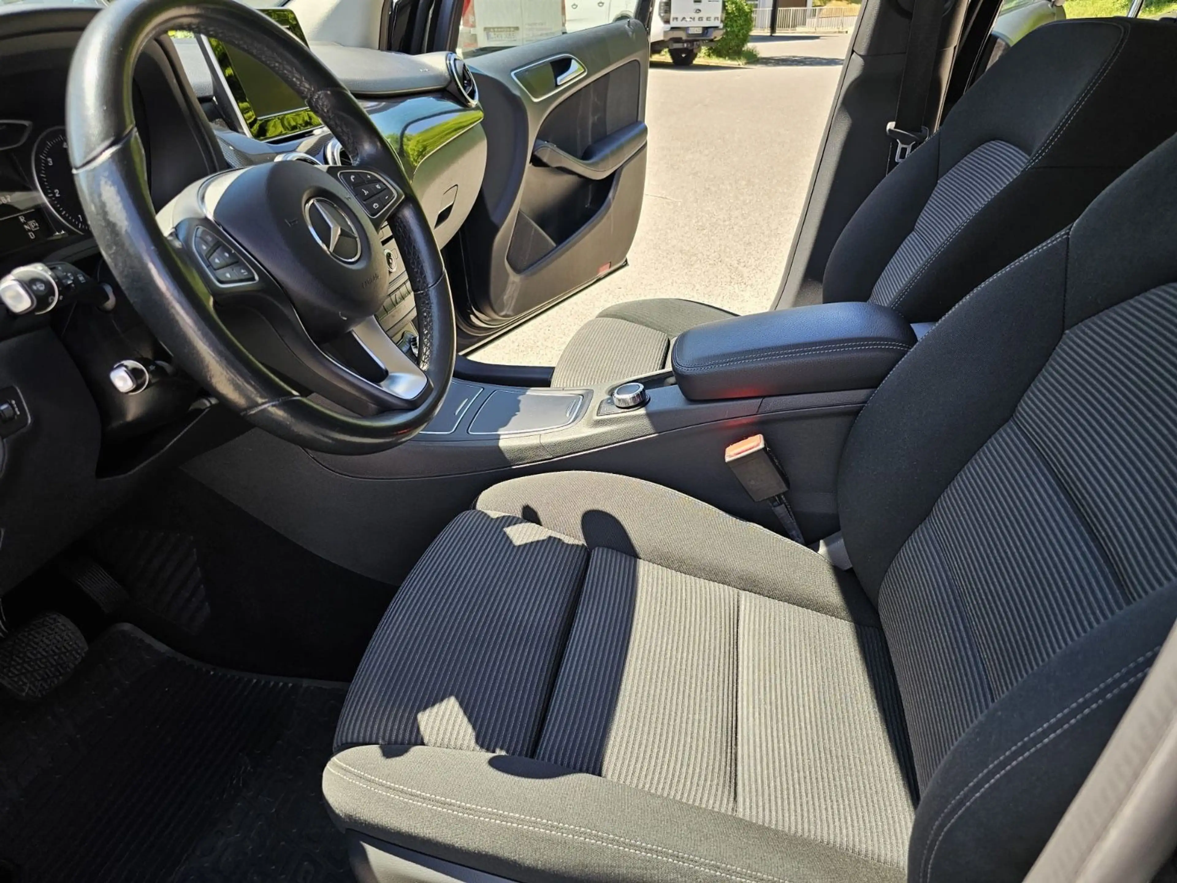 Mercedes-Benz B 220 d DCT — photo 11