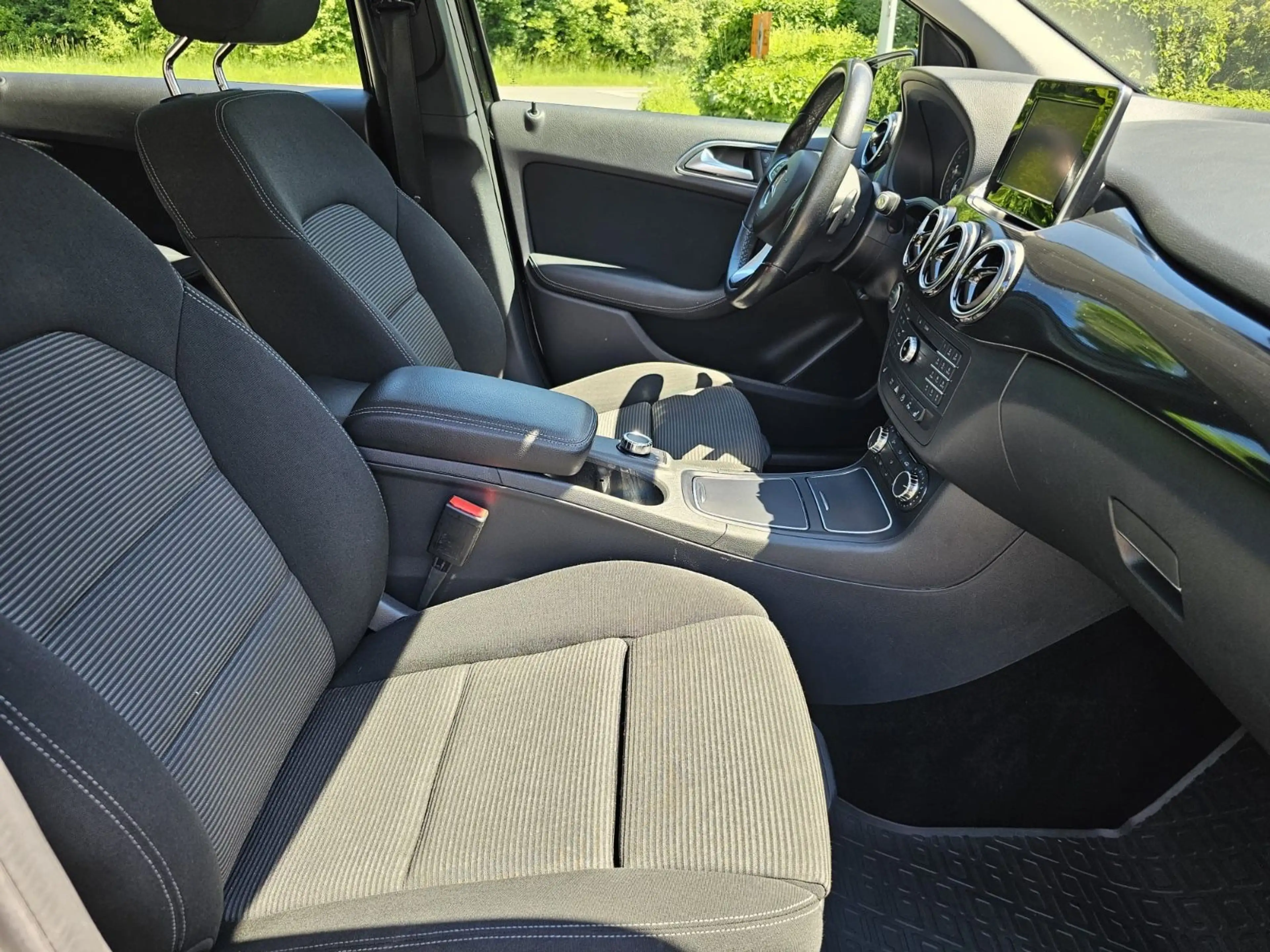 Mercedes-Benz B 220 d DCT — photo 15