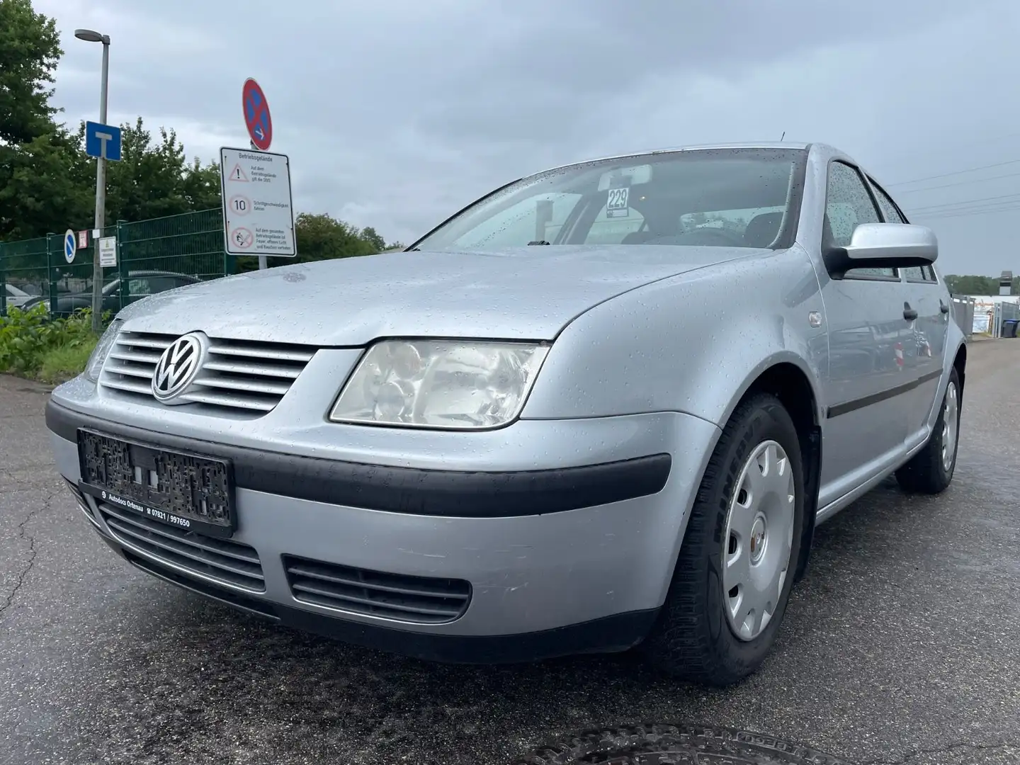 Volkswagen Bora Lim. Basis Nur 135000KM Silber - 1