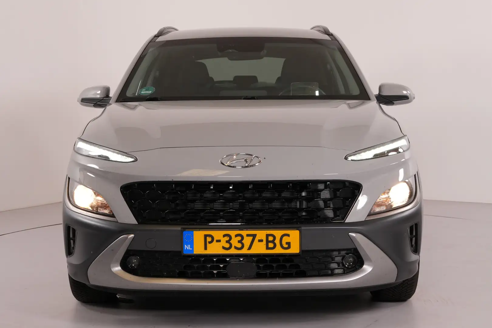 Hyundai KONA 1.6 GDI Hybrid 141 pk | Trekhaak | HUD | Camera | Grijs - 2