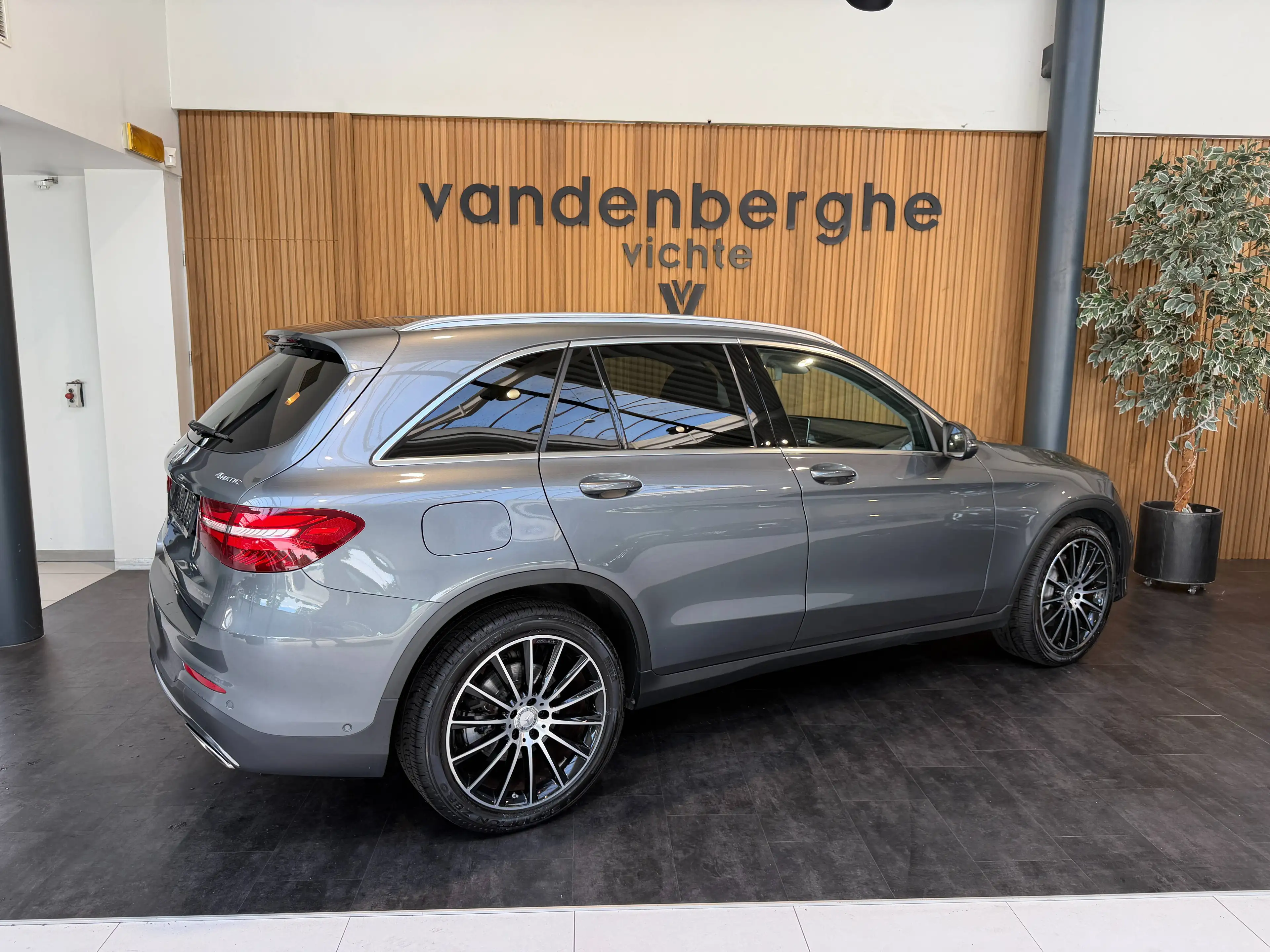 Mercedes-Benz GLC 250 GLC 250 4-Matic AMG TOPPER TREKHAAK PANORAMISCH DAK CAMERA VERWARMDE ZETELS LEDER — photo 3