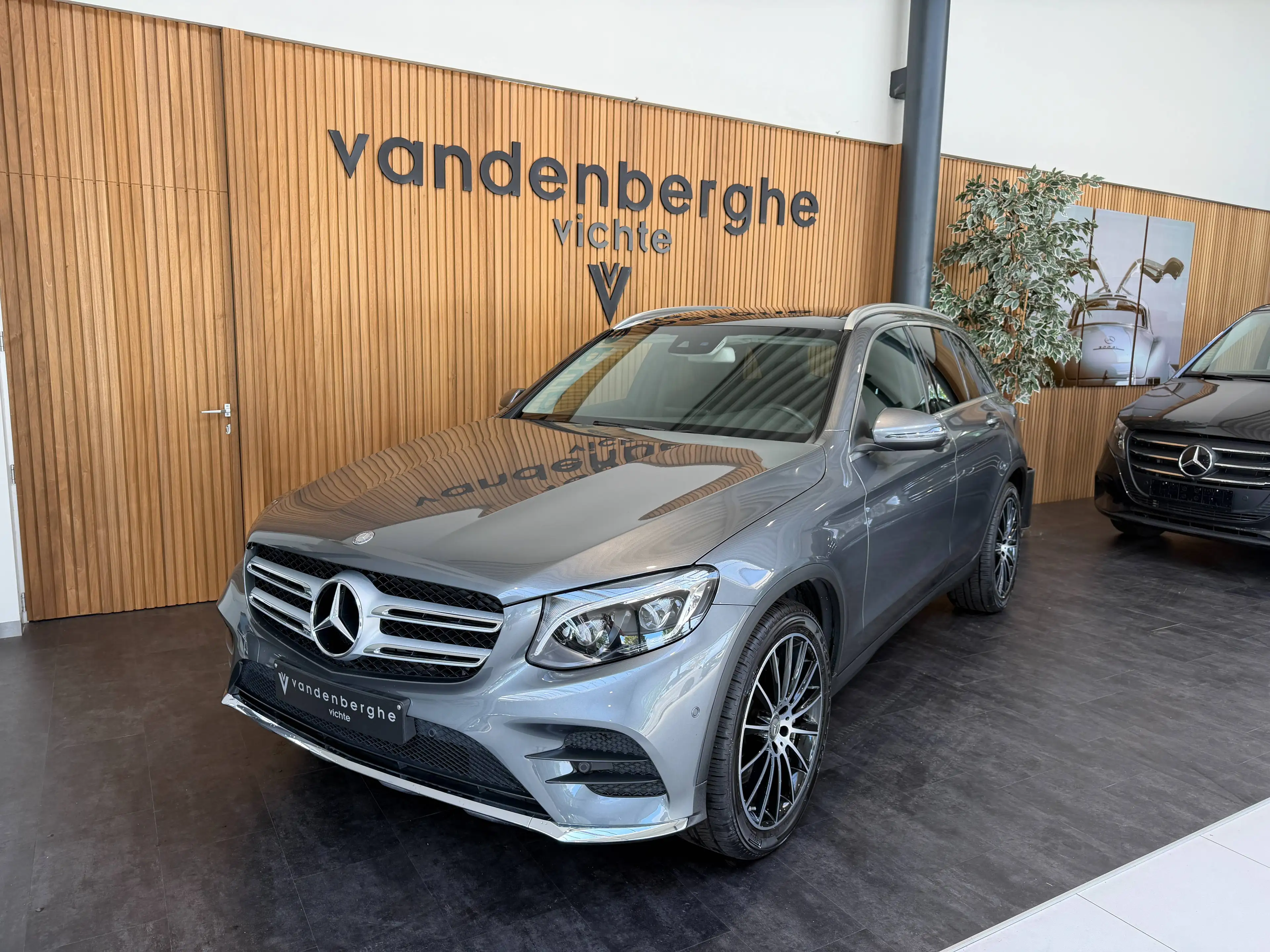 Mercedes-Benz GLC 250 GLC 250 4-Matic AMG TOPPER TREKHAAK PANORAMISCH DAK CAMERA VERWARMDE ZETELS LEDER — photo 2