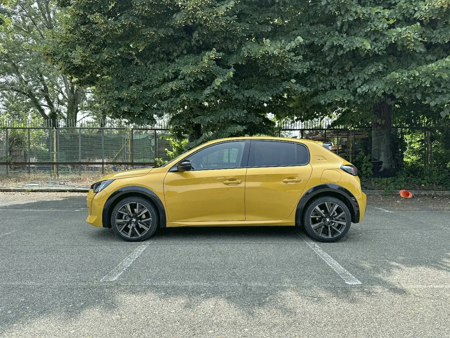 Peugeot 208 GT Pack BlueHDi 100 S/S Giallo - 2