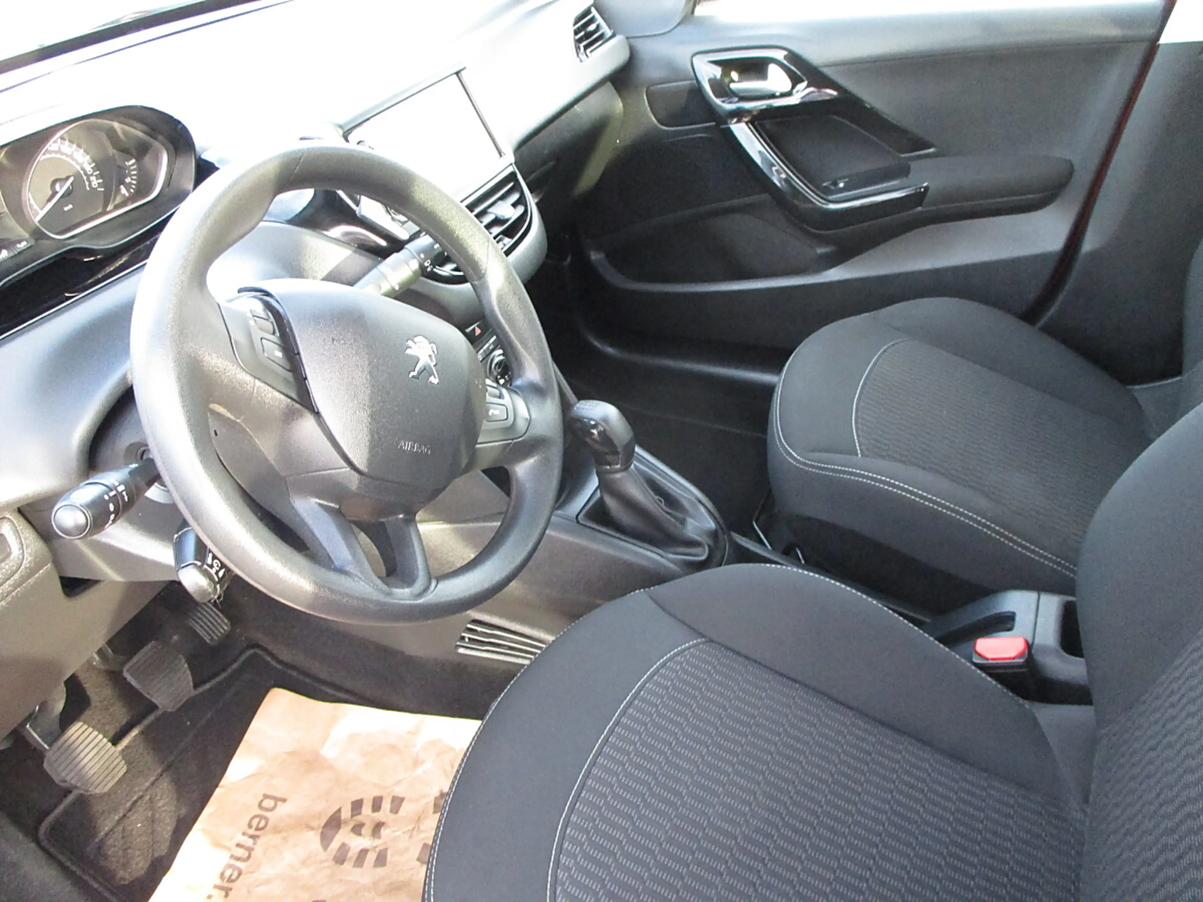 Peugeot 208 Active 1,2 PureTech 82 — photo 4