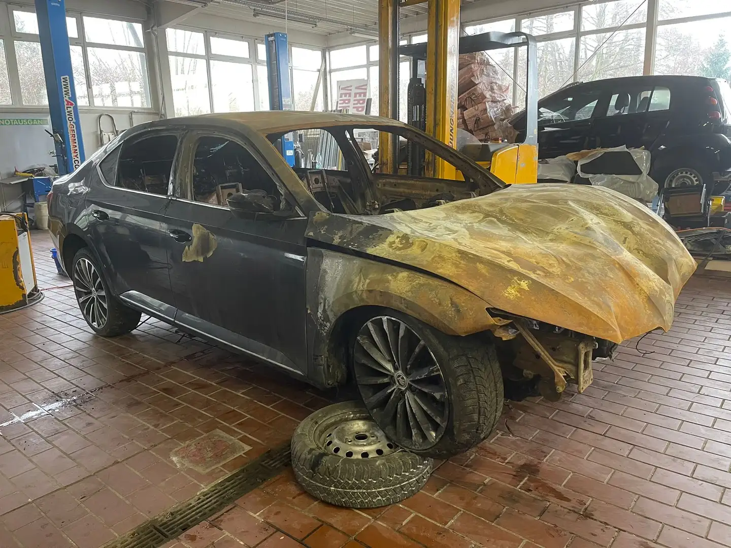 Skoda Superb Lim. L&K 2.0 TSI 4x4 7-GANG DSG 200 KW Zwart - 2