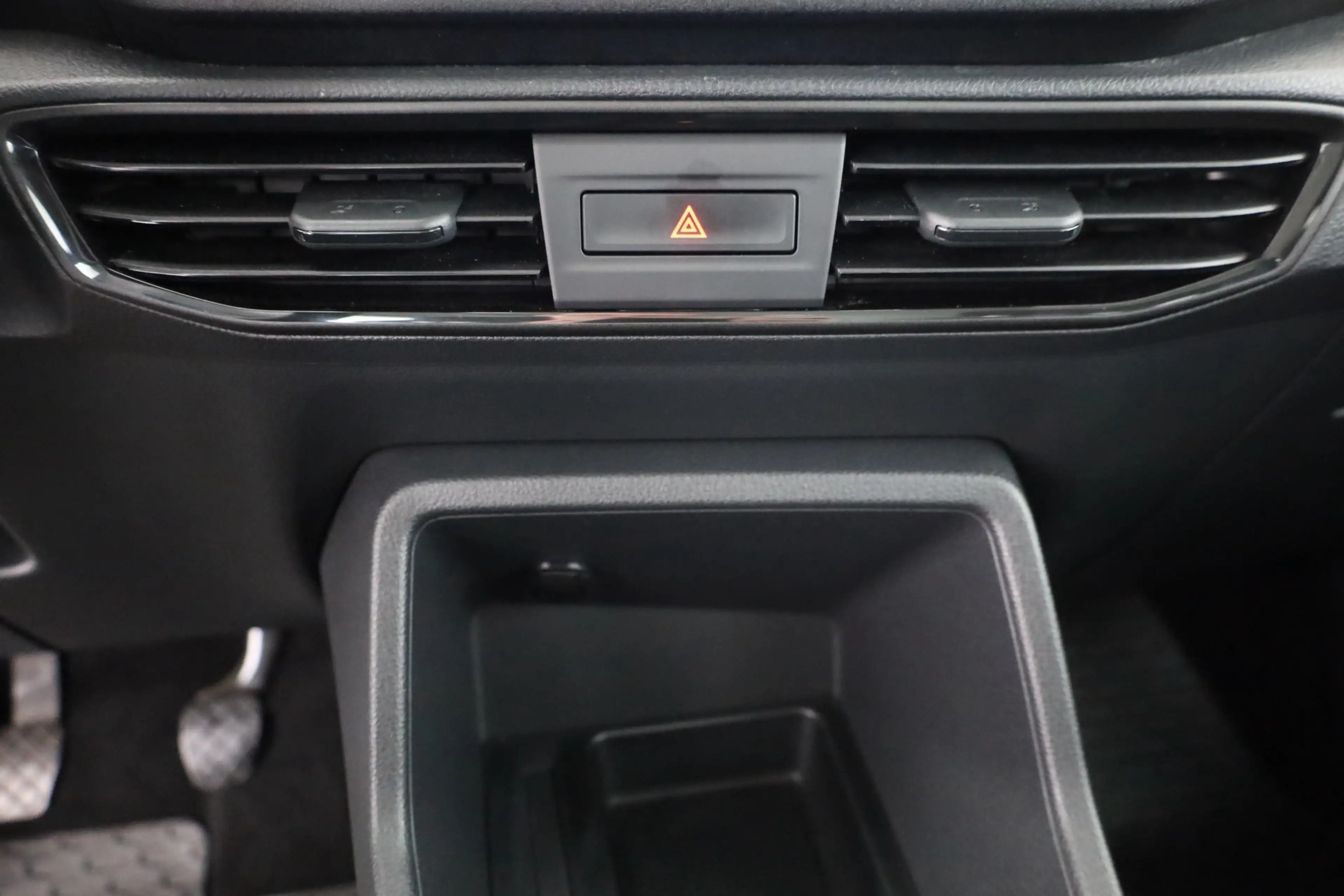 Volkswagen Caddy 1.5 TSI 7-Sitzer Tempomat AHK PDC — photo 15