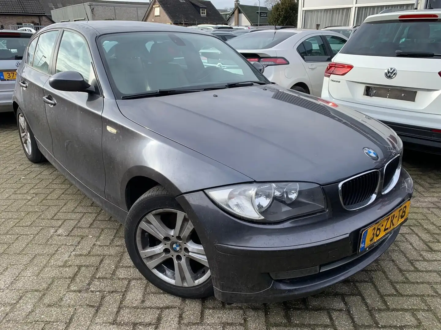 BMW 118 1-serie 118i Business Line Motorschade 339 Grijs - 1