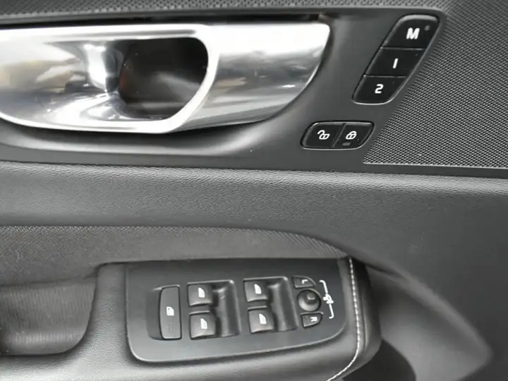 Volvo XC60 2022, foto 11