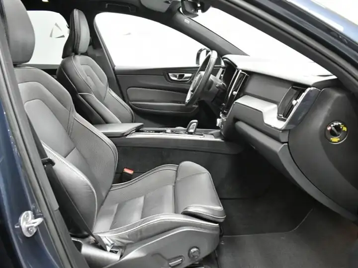 Volvo XC60 2022, foto 39
