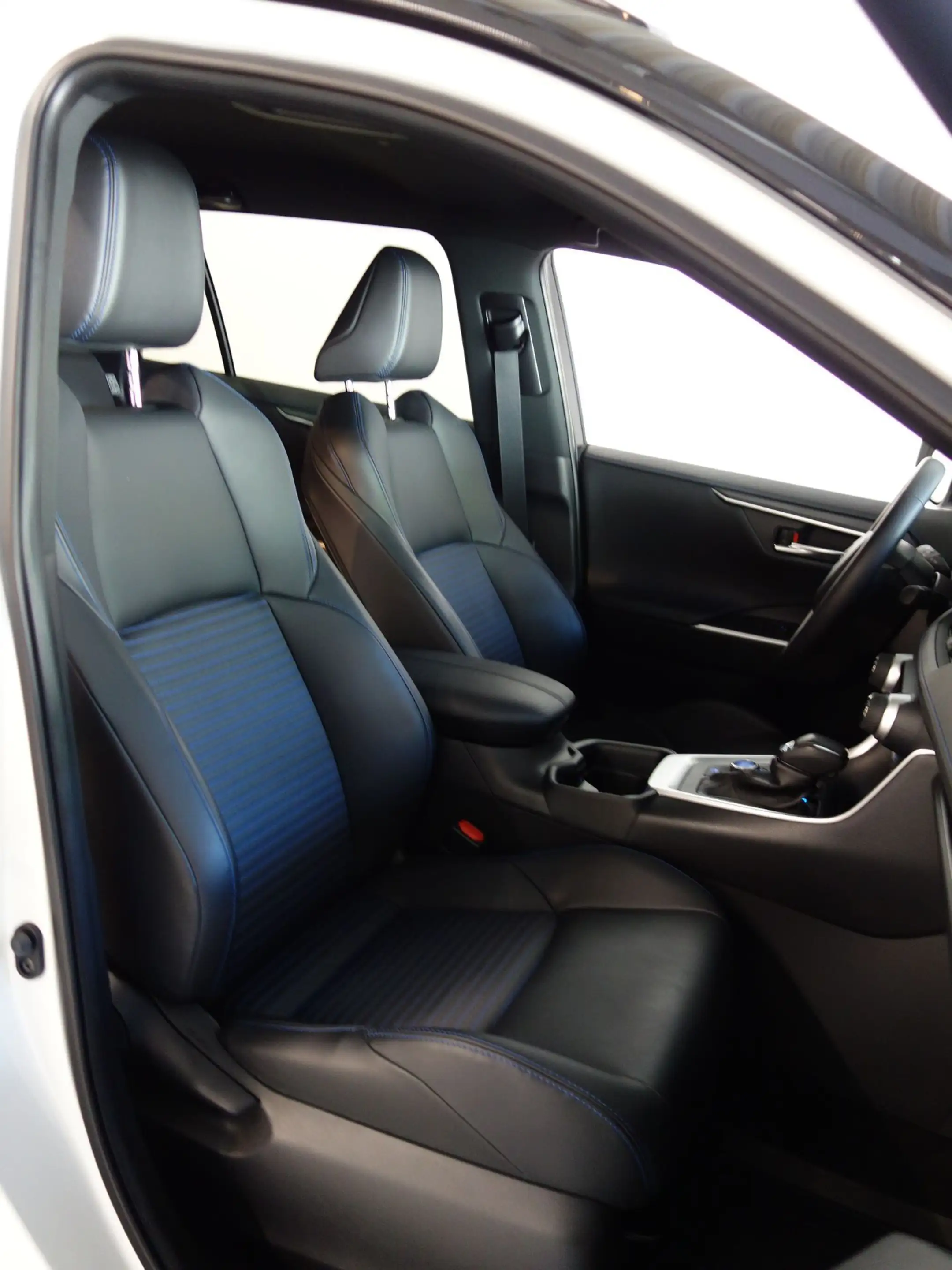 Toyota RAV 4 2,5 Hybrid AWD *BLACK&WHITE *TOP AUSSTATTUNG *WEN — photo 14