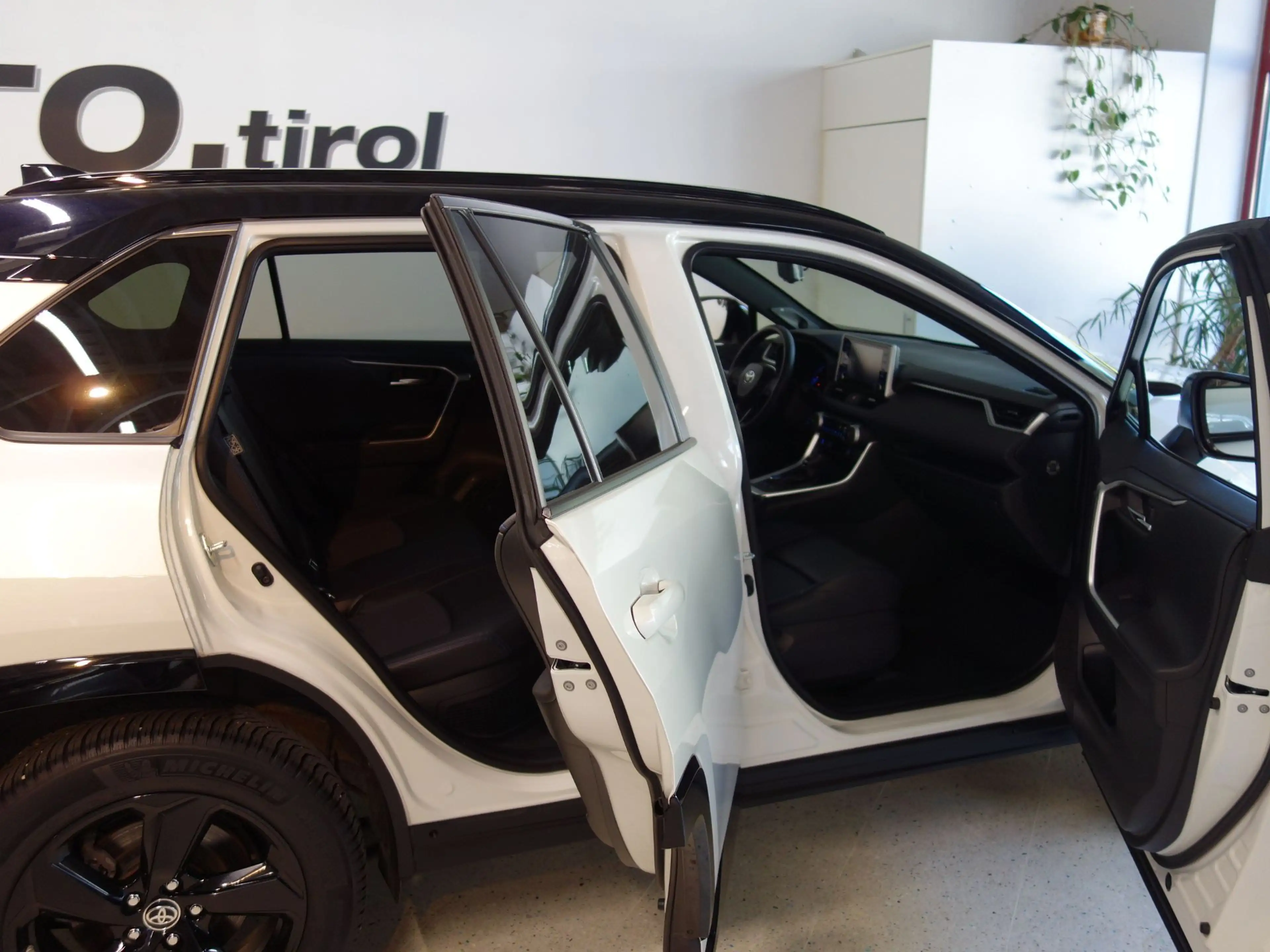Toyota RAV 4 2,5 Hybrid AWD *BLACK&WHITE *TOP AUSSTATTUNG *WEN — photo 10