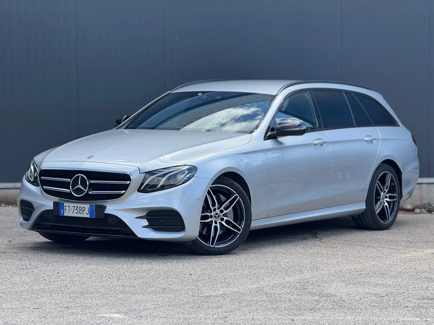 Mercedes-Benz E 220 d PREMIUM AMG 4 MATIC DISTRONIC HEAD UP DISPLAY Silber - 1