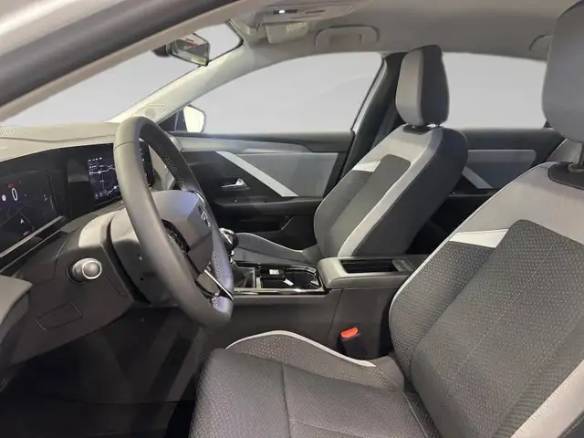 Opel Astra view 4