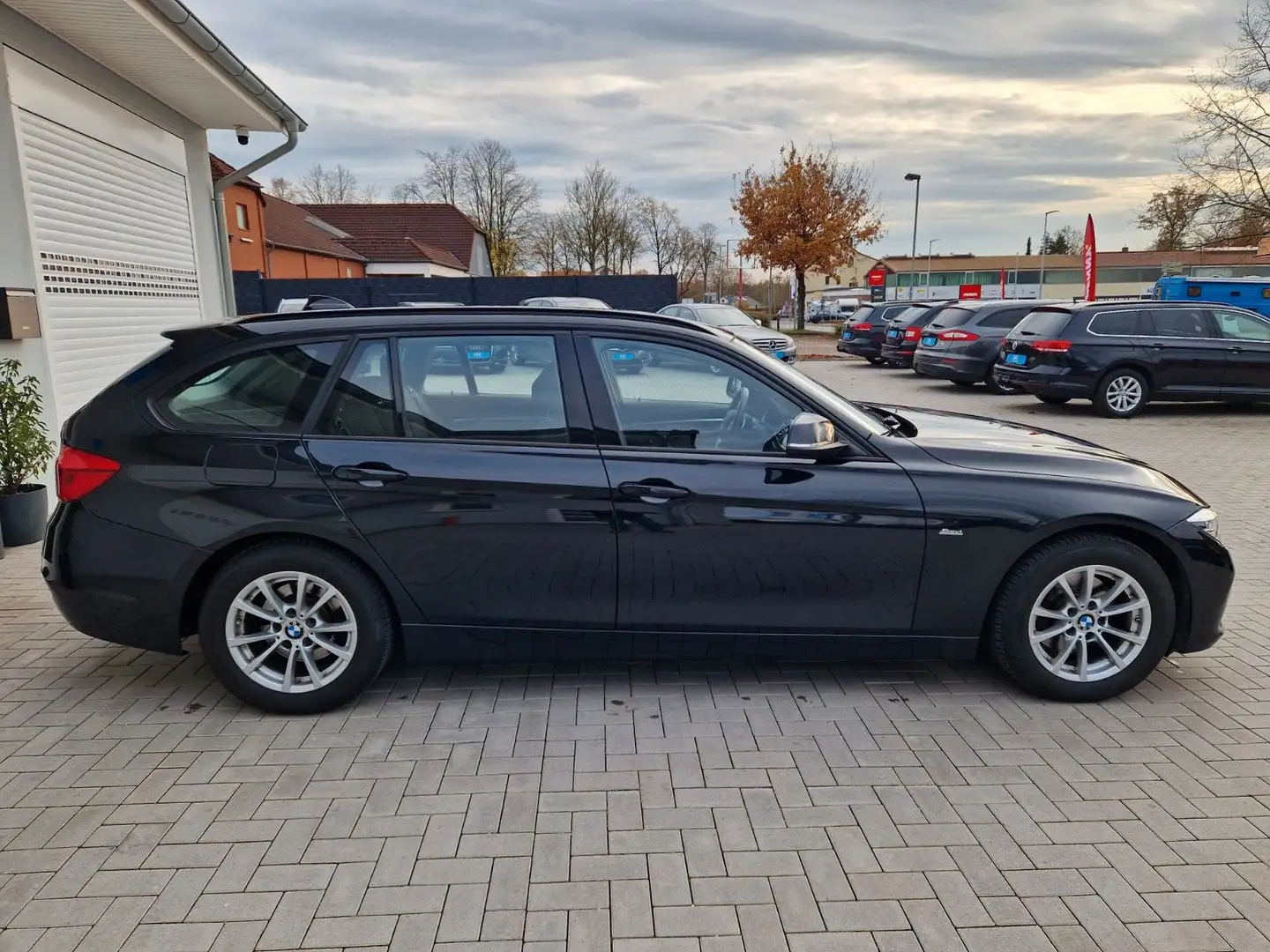 BMW 320 d Sport Line+Automatik+Scheckheft+AHK Noir - 2