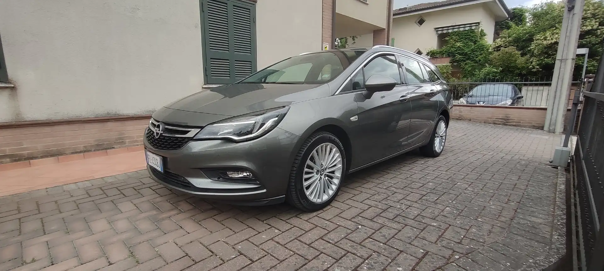 Opel Astra Sports Tourer 1.6 cdti Dynamic 136cv auto-NEOPAT. Grau - 1