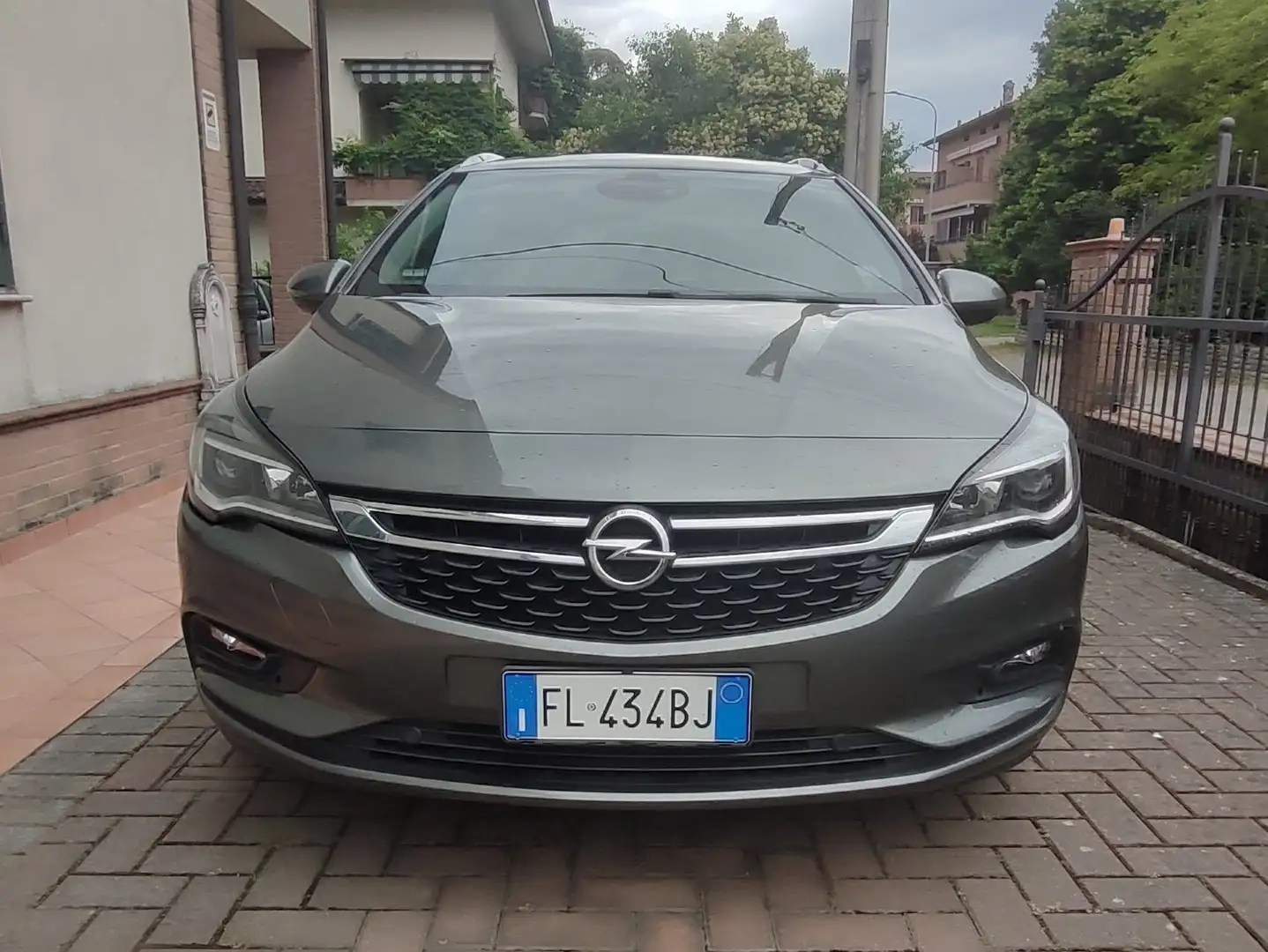 Opel Astra Sports Tourer 1.6 cdti Dynamic 136cv auto-NEOPAT. Grau - 2