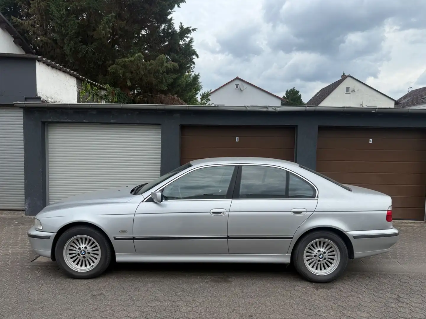 BMW 520 i *WENIG KM+KLIMAAUTOMATIK* Stříbrná - 2