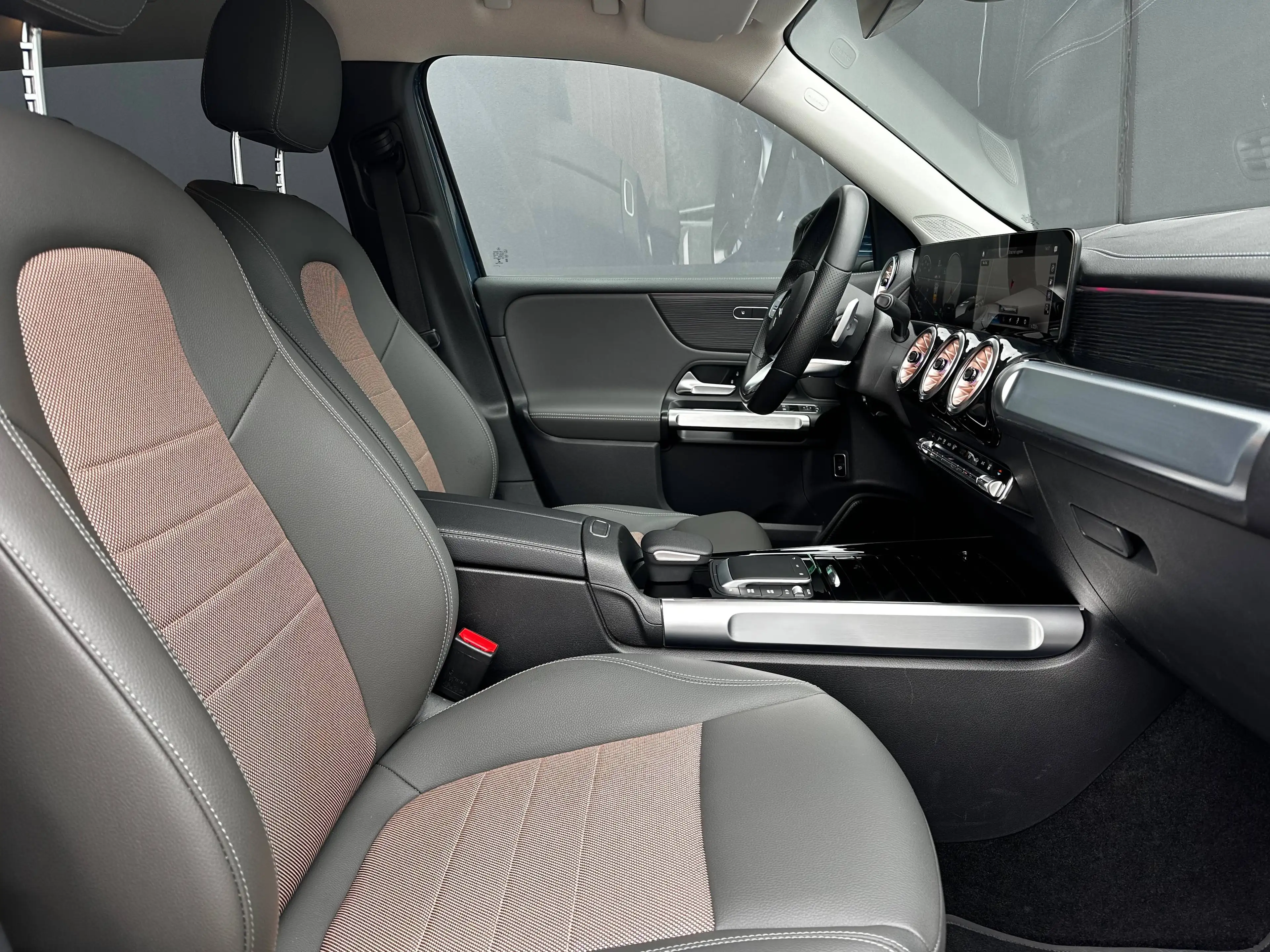 Mercedes-Benz EQB 300 4-Matic *19"AMG VELGEN*ACC*360'CAMERA*KEYLESS*WARMTEPOMP*ELEKTRISCHE KOFFER*ZETELVERWARMING* — photo 10