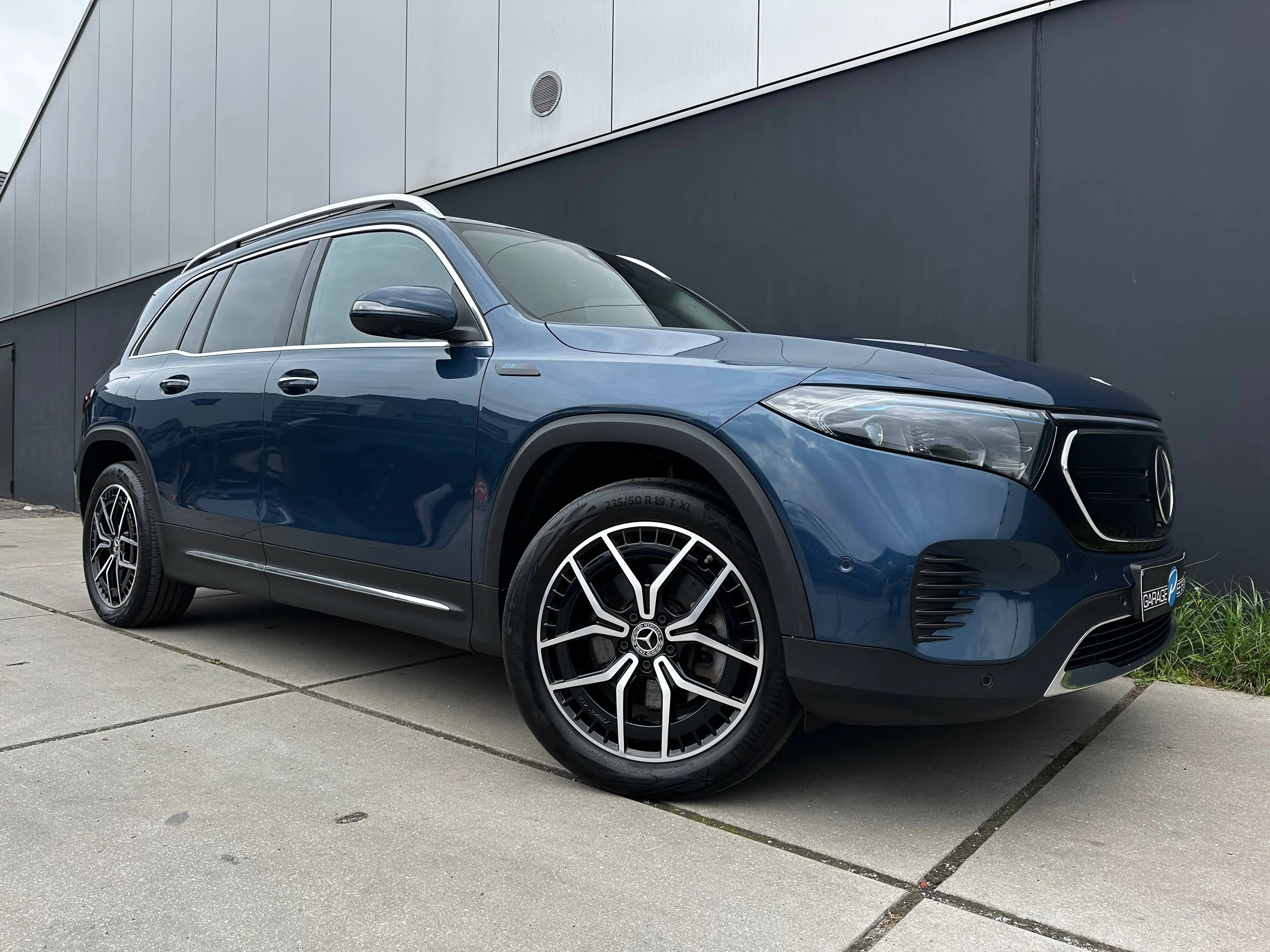 Mercedes-Benz EQB 300 4-Matic *19"AMG VELGEN*ACC*360'CAMERA*KEYLESS*WARMTEPOMP*ELEKTRISCHE KOFFER*ZETELVERWARMING*