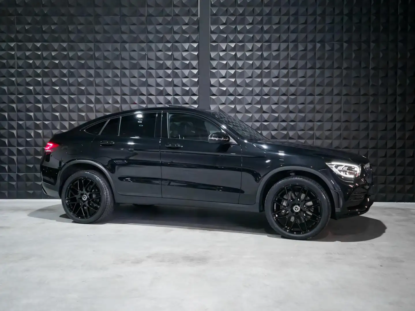 Mercedes-Benz GLC 300 Coupé 300e 4MATIC AMG | All Black | 21" | Sch.Dak Zwart - 2