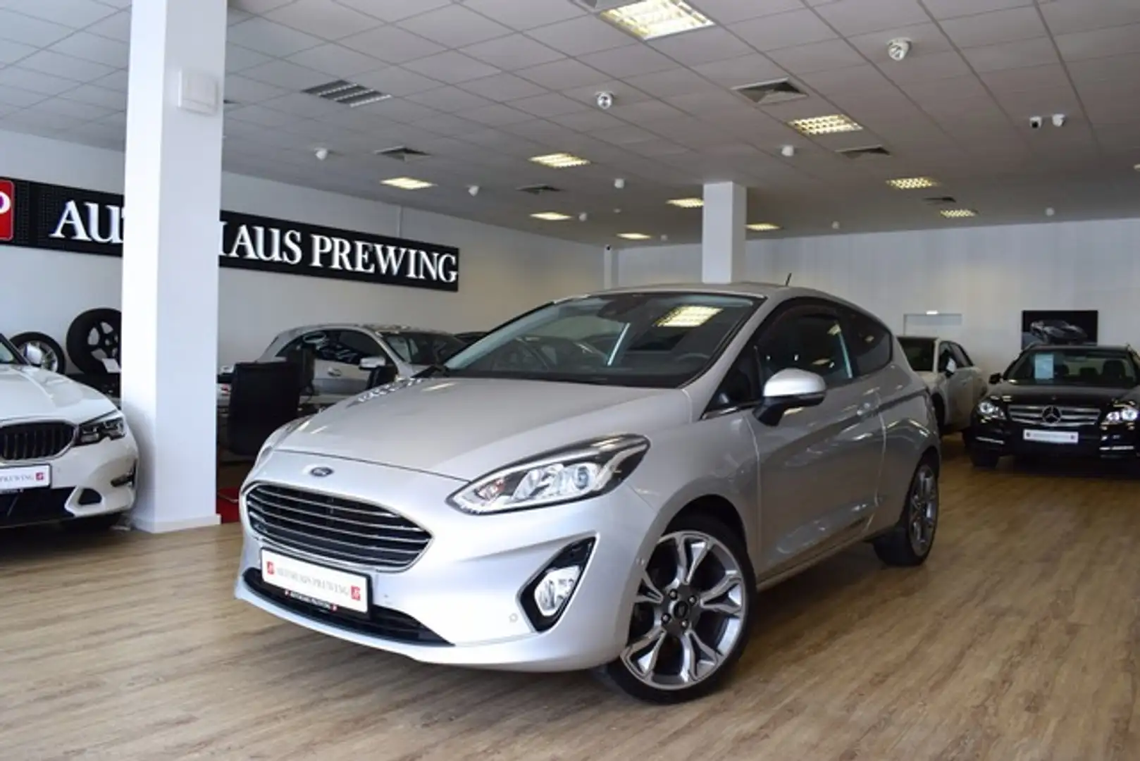 Ford Fiesta Titanium NAVI/RFK/KLIMAAUT/18"/AHK/2.HAND Silber - 1