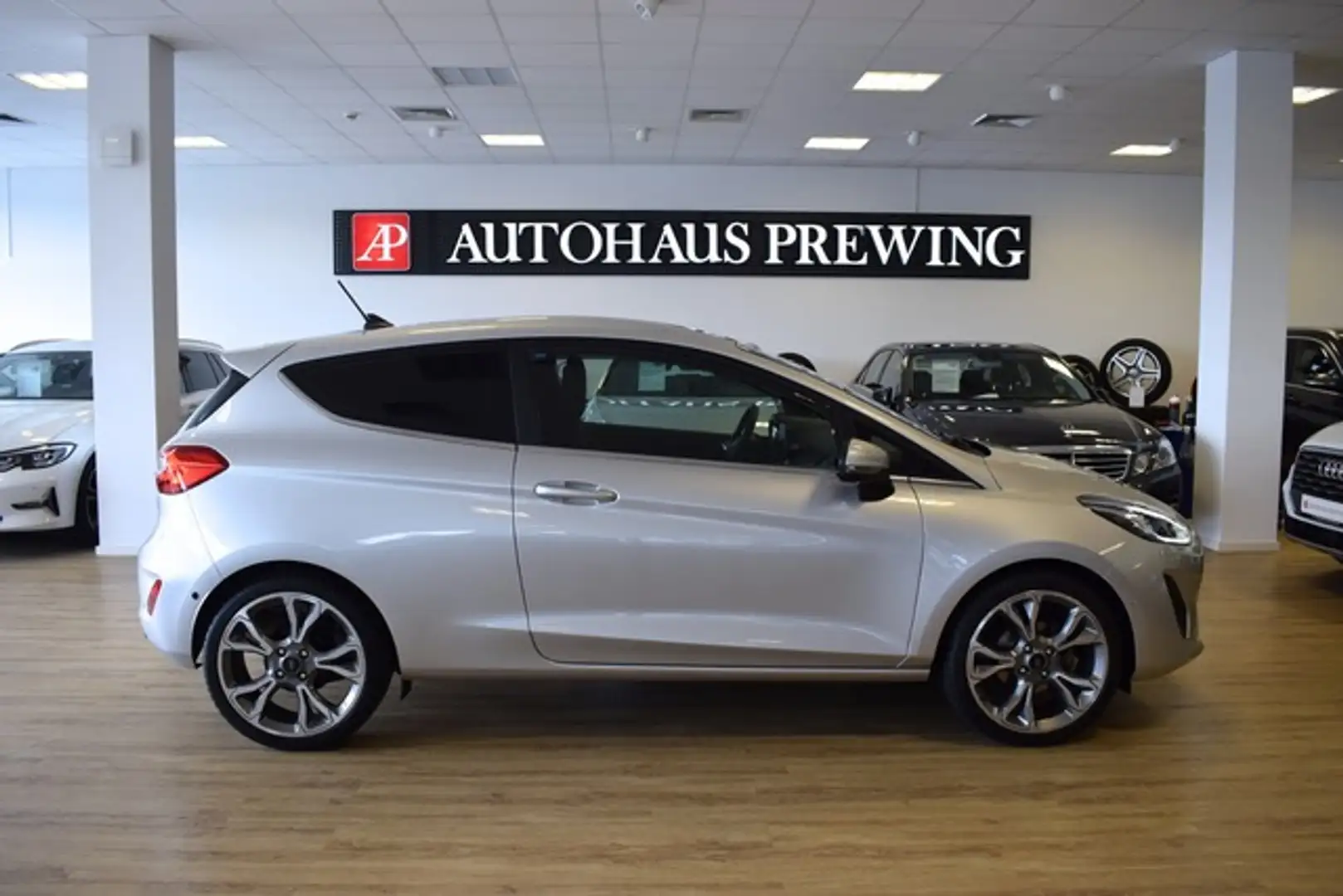 Ford Fiesta Titanium NAVI/RFK/KLIMAAUT/18"/AHK/2.HAND Silber - 2
