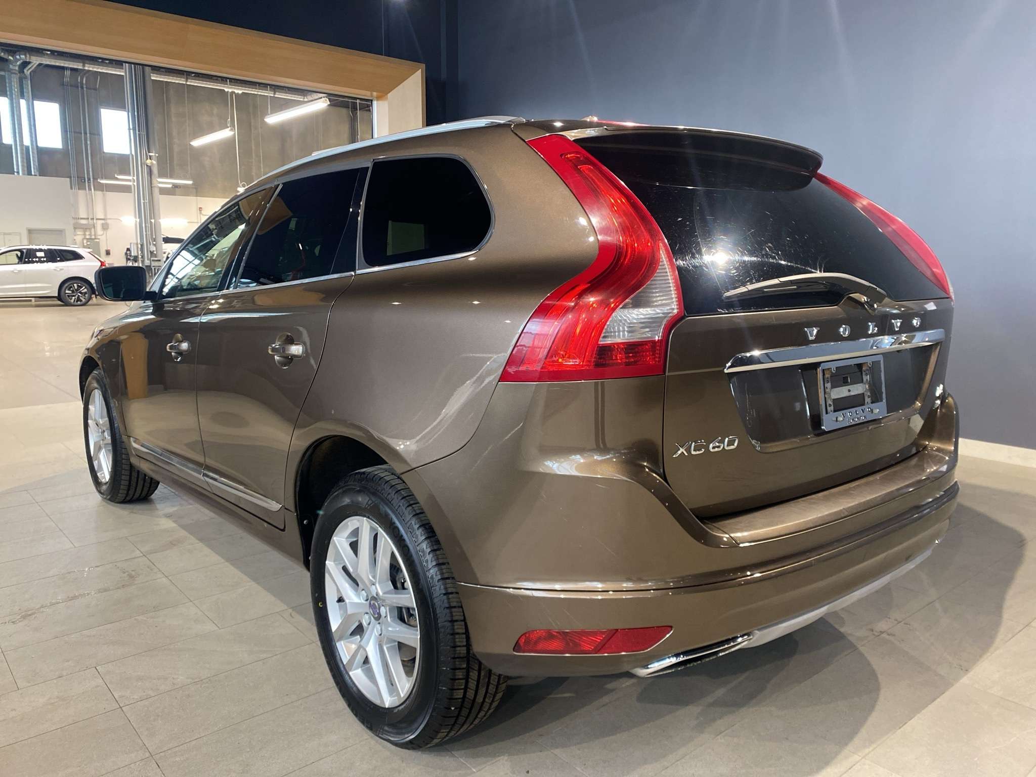 2017 Volvo XC60 T6 Drive-E AWD Premier alt 3